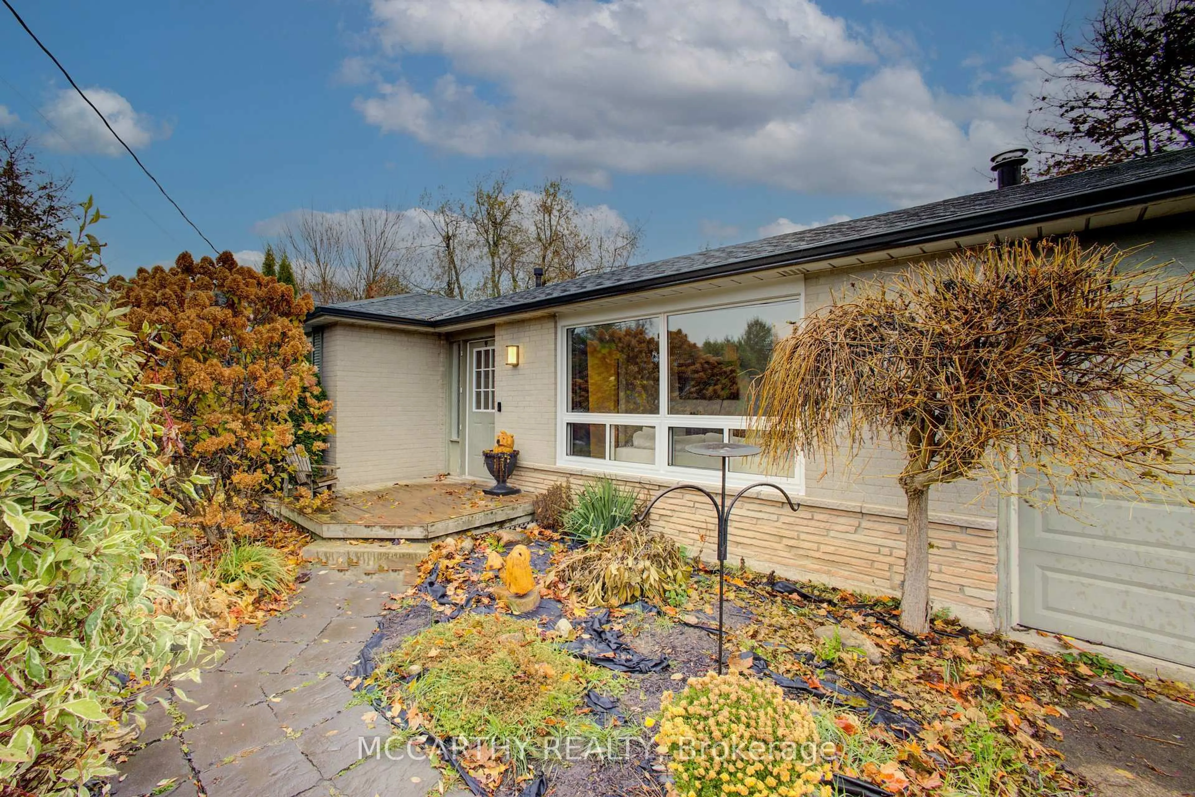 A pic from outside/outdoor area/front of a property/back of a property/a pic from drone, street for 124 Muriel St, Shelburne Ontario L0N 1S1