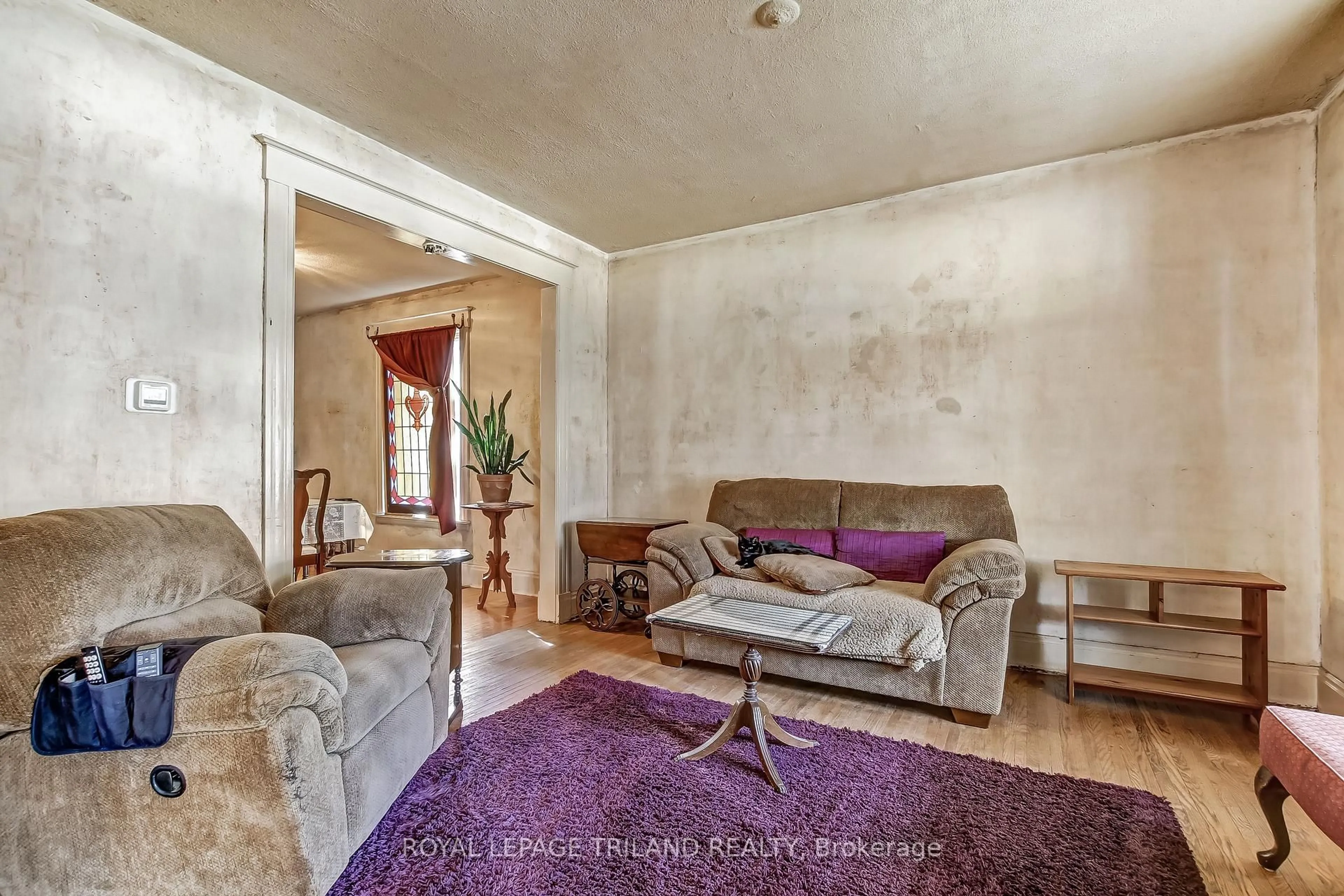 Living room with furniture, unknown for 51 Maple St, St. Thomas Ontario N5R 1Y8