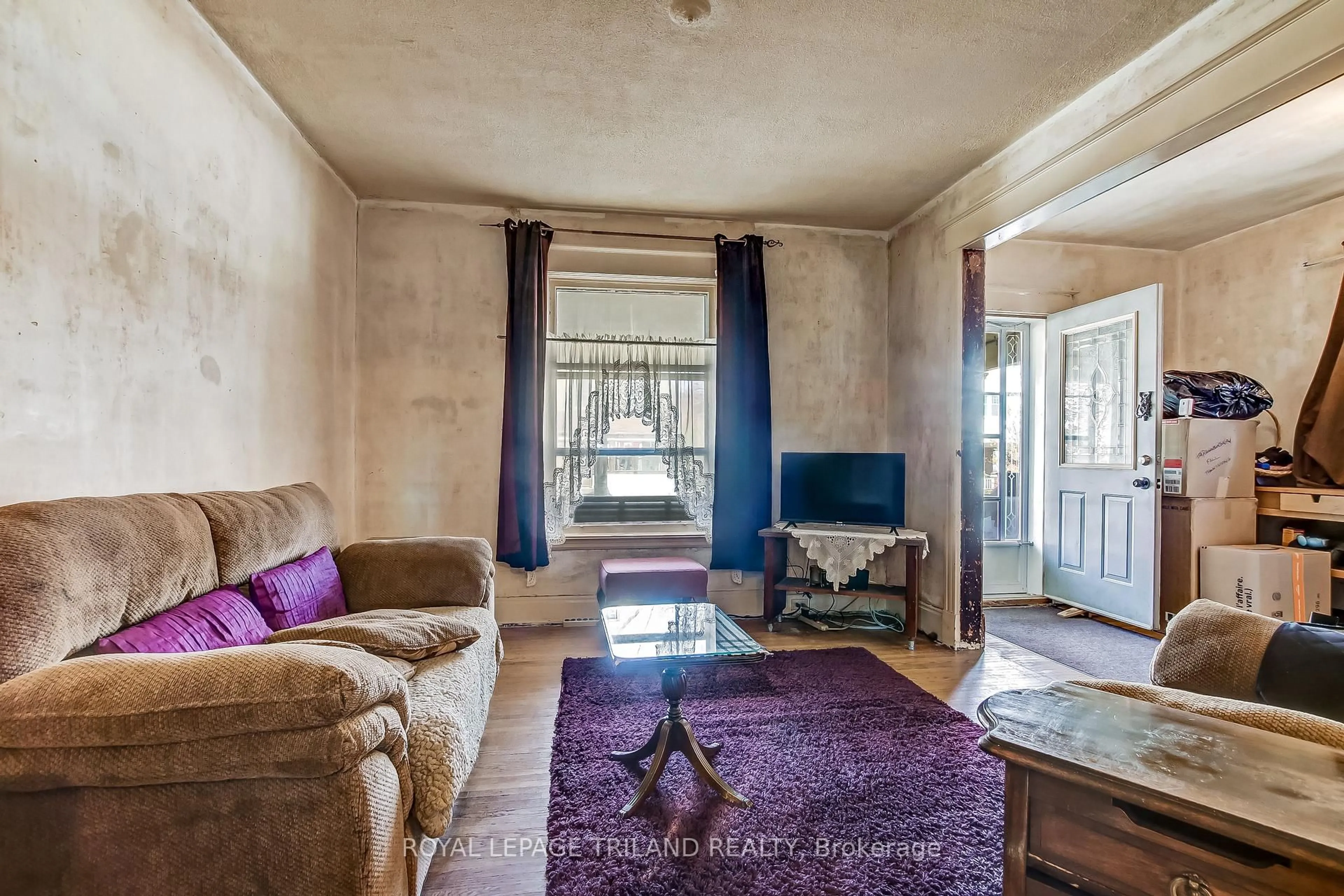 Living room with furniture, unknown for 51 Maple St, St. Thomas Ontario N5R 1Y8