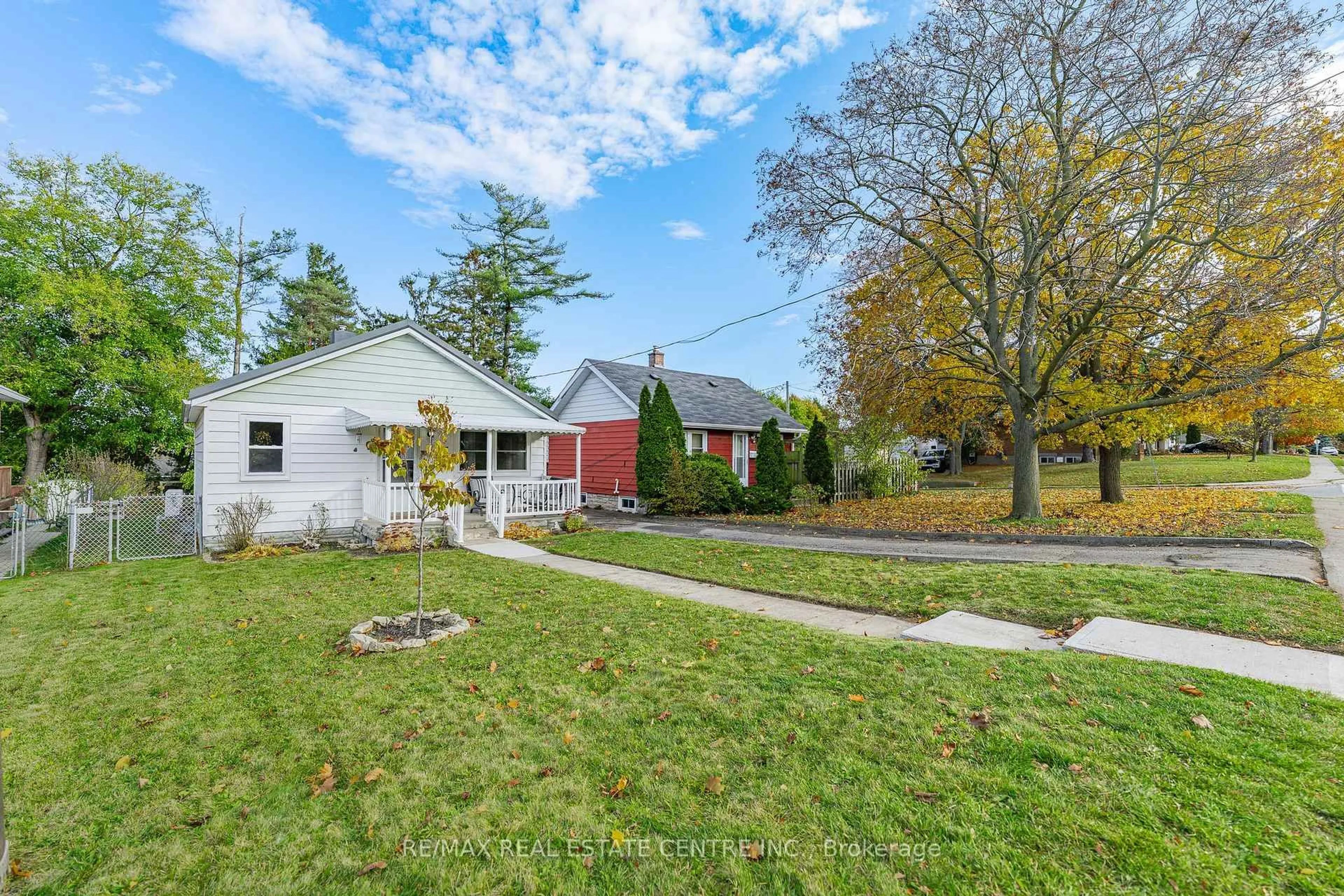 A pic from outside/outdoor area/front of a property/back of a property/a pic from drone, street for 117 Tait St, Cambridge Ontario N1S 3E4