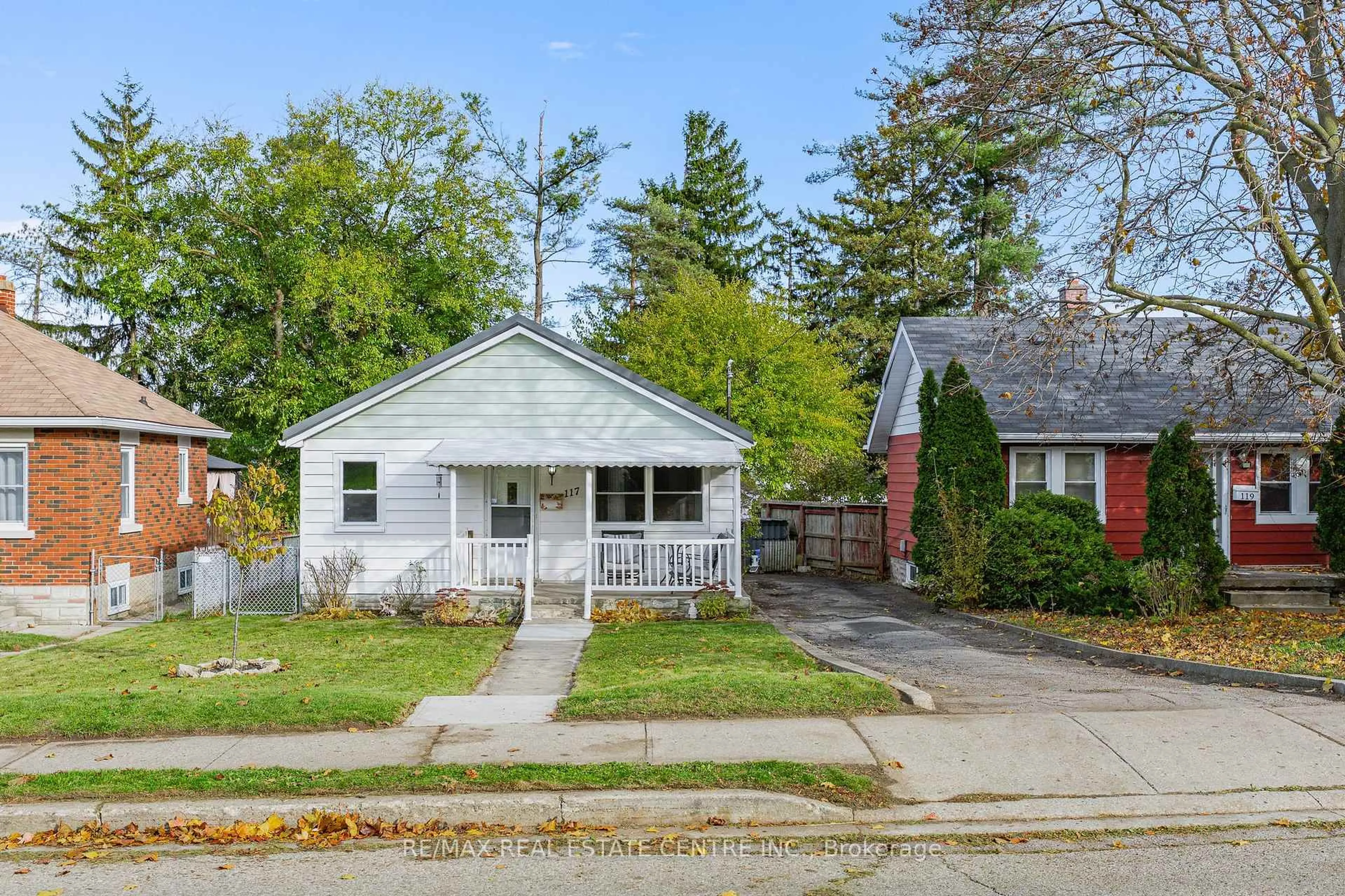 A pic from outside/outdoor area/front of a property/back of a property/a pic from drone, street for 117 Tait St, Cambridge Ontario N1S 3E4