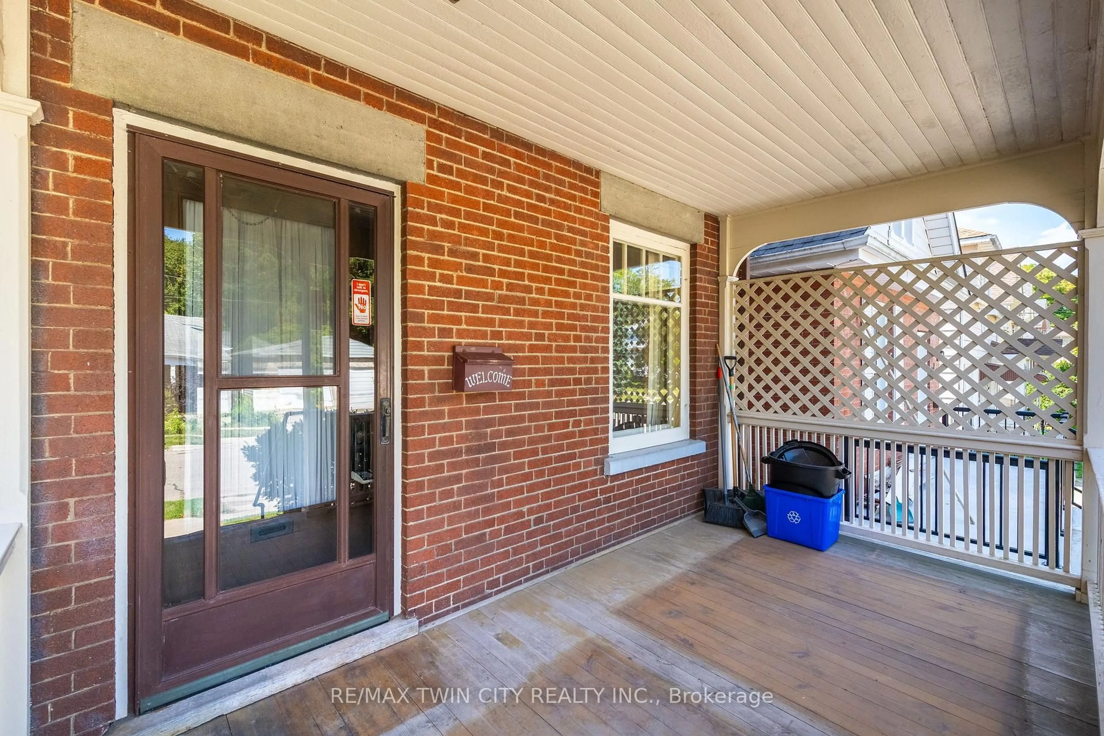 Indoor entryway for 43 Mcnaughton St, Cambridge Ontario N1R 1Z2