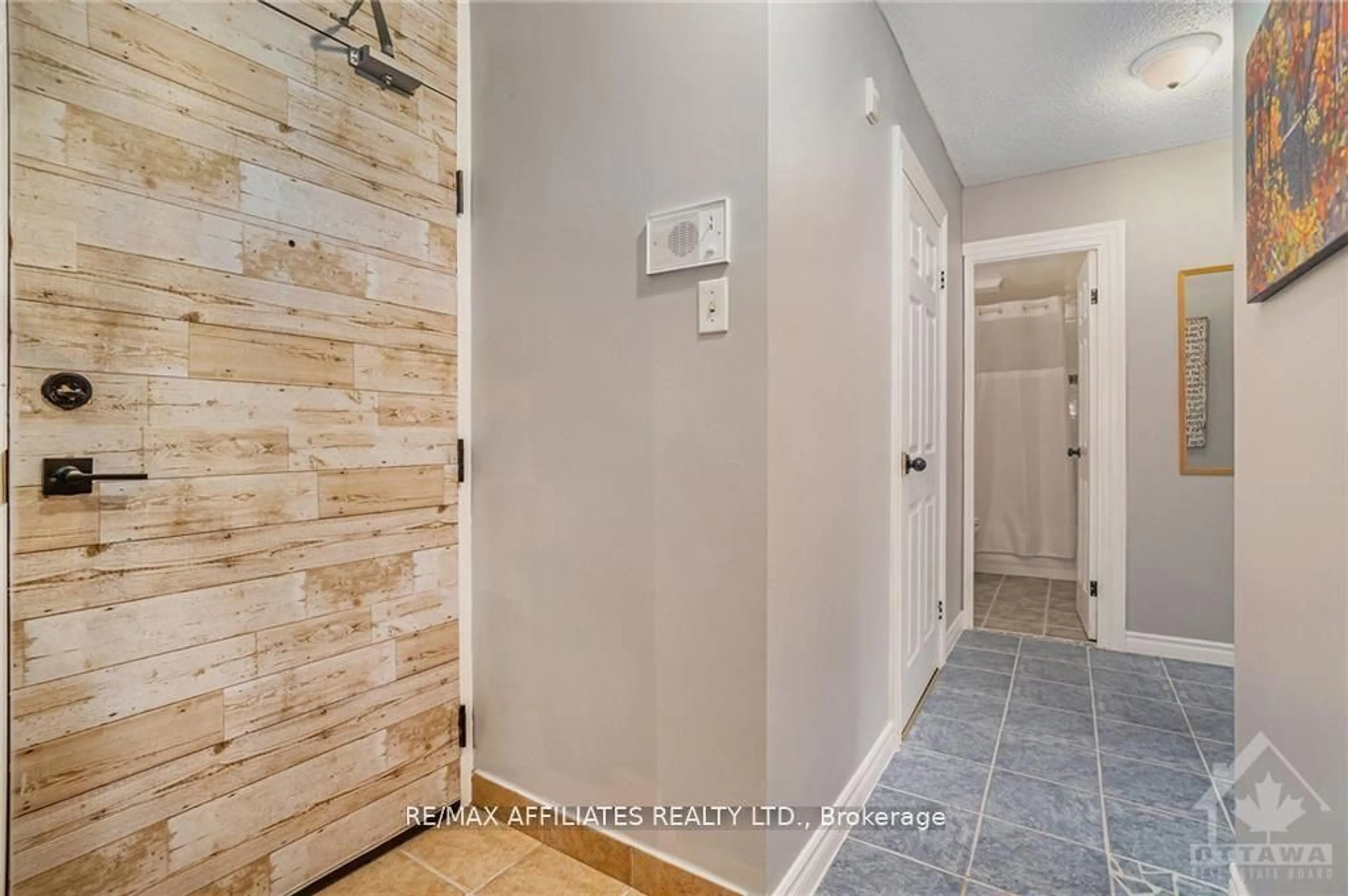 Indoor entryway for 2000 Jasmine Cres #717, Ottawa Ontario K1J 8K4
