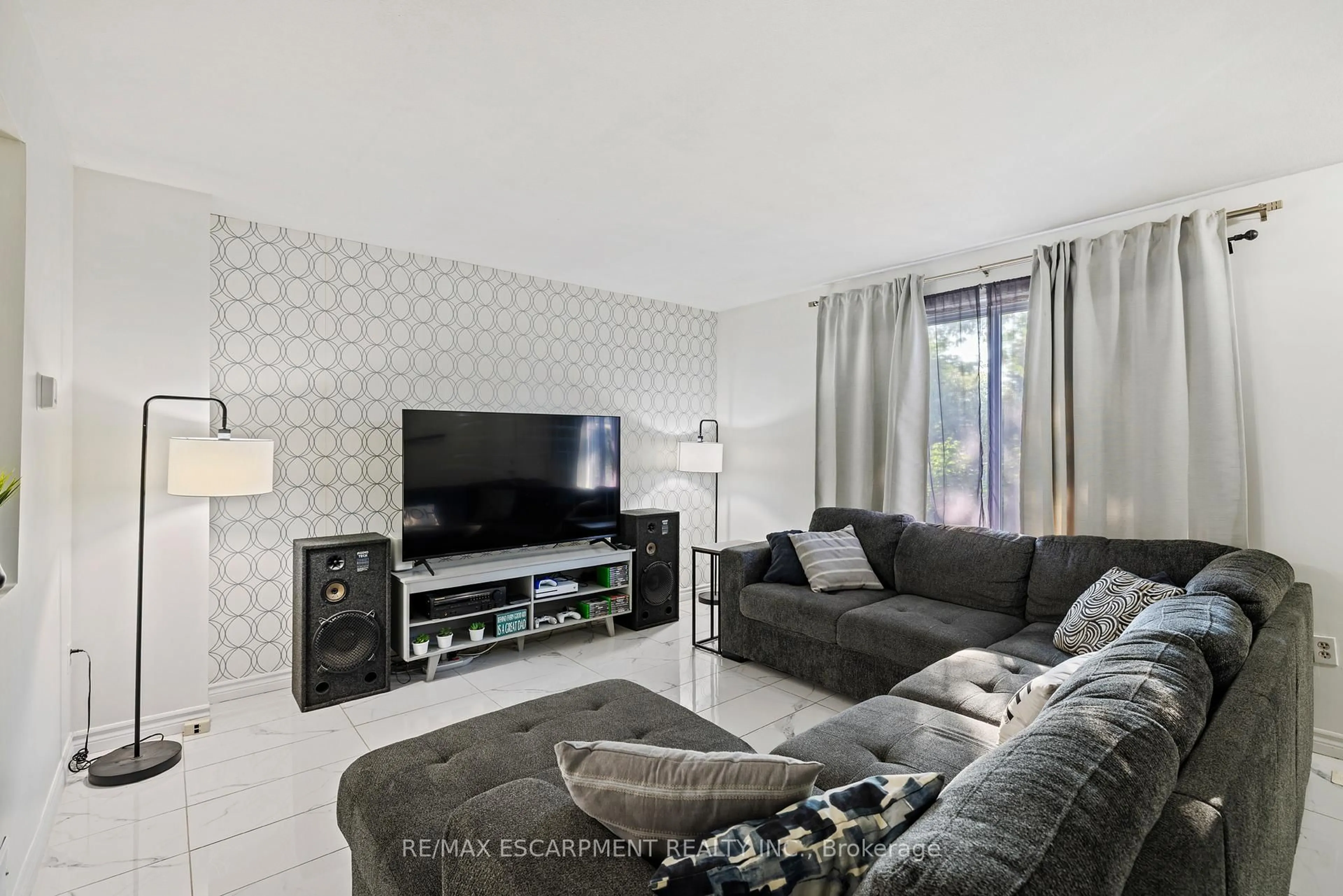 Living room with furniture, unknown for 8 Gerrick Crt, Hamilton Ontario L9C 6H2