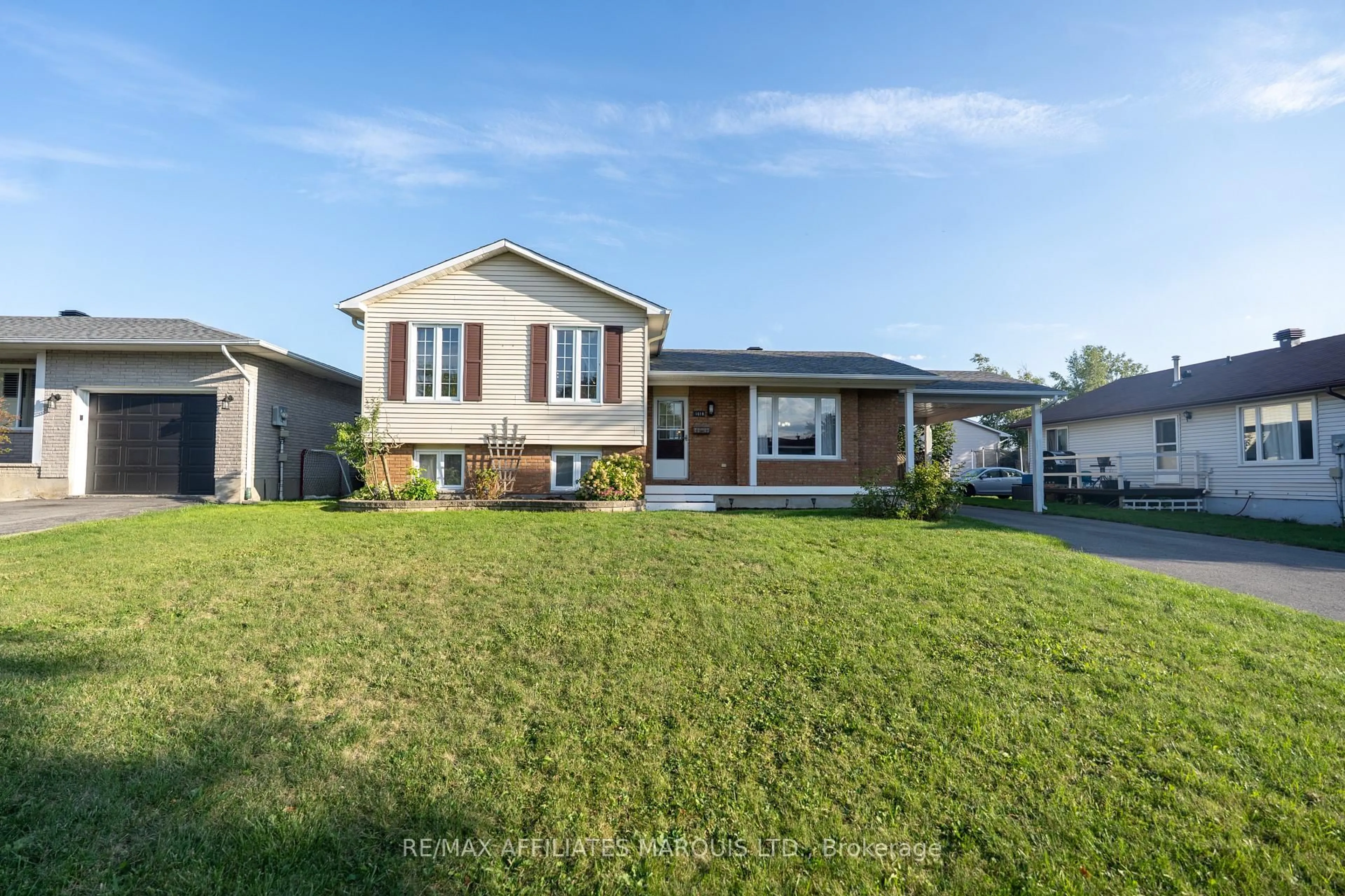 Home with vinyl exterior material, street for 1619 First St, Cornwall Ontario K6H 7A5