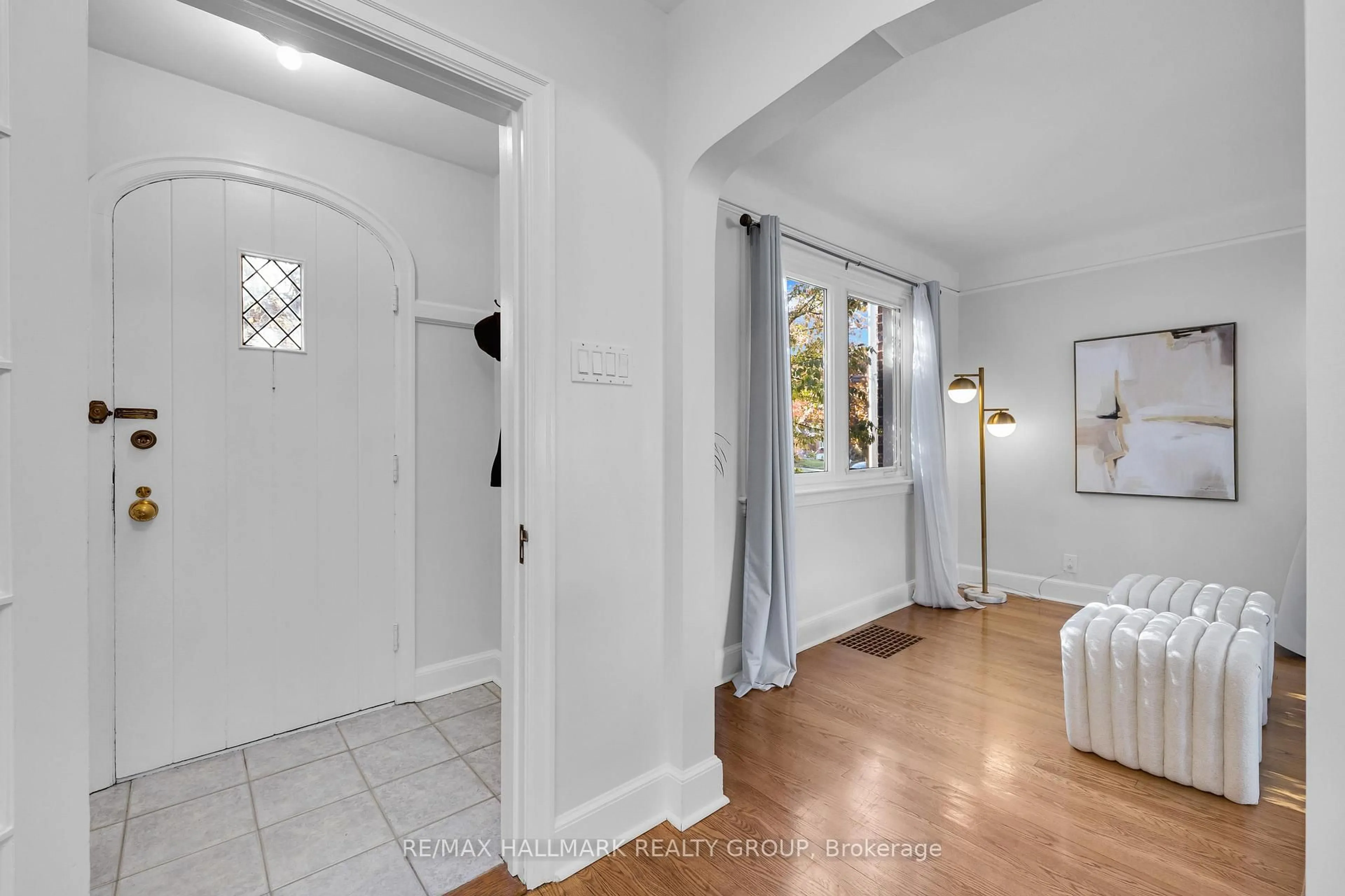 Indoor entryway for 163 Ruskin St, Ottawa Ontario K1Y 4B9