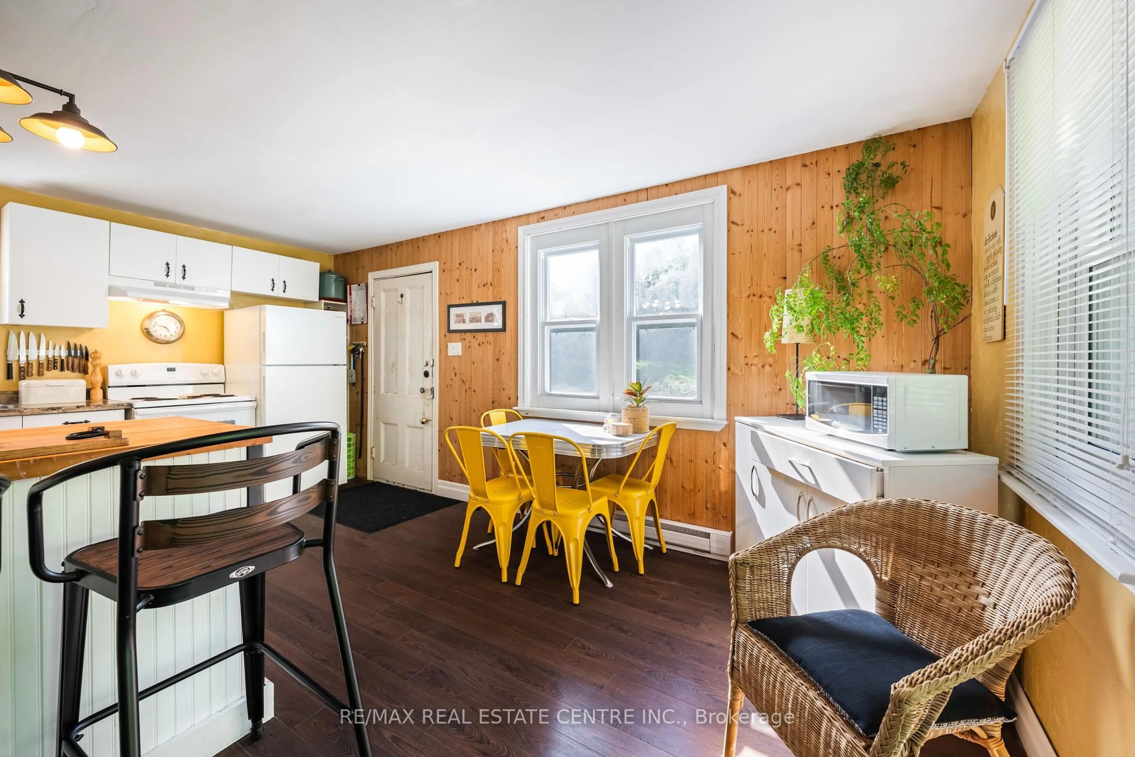 Open concept kitchen, wood/laminate floor for 637217 Prince of Wales Rd, Mulmur Ontario L9V 0C2