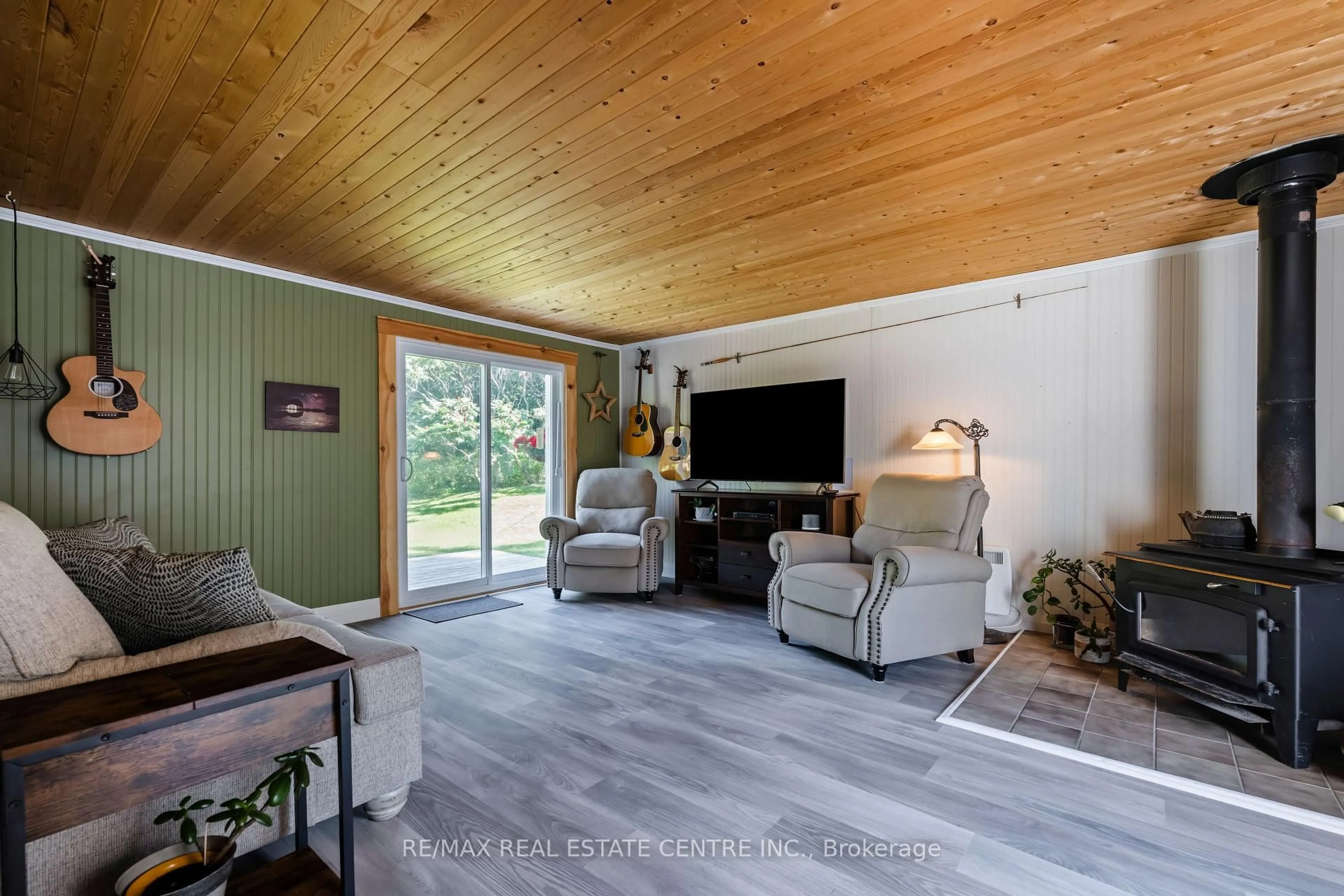 Living room with furniture, wood/laminate floor for 637217 Prince of Wales Rd, Mulmur Ontario L9V 0C2