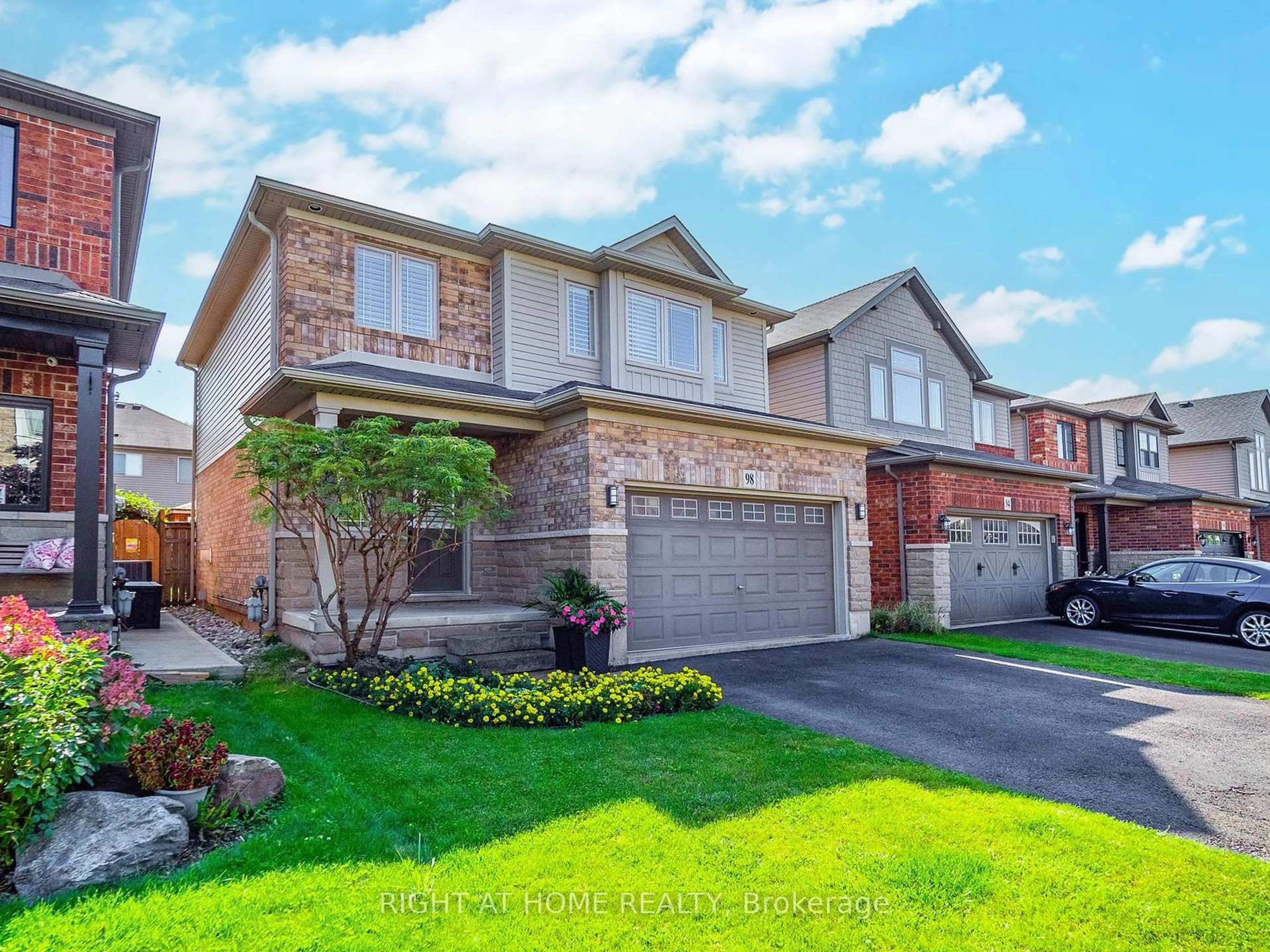 Home with brick exterior material, street for 98 Willow Lane, Grimsby Ontario L3M 5P7