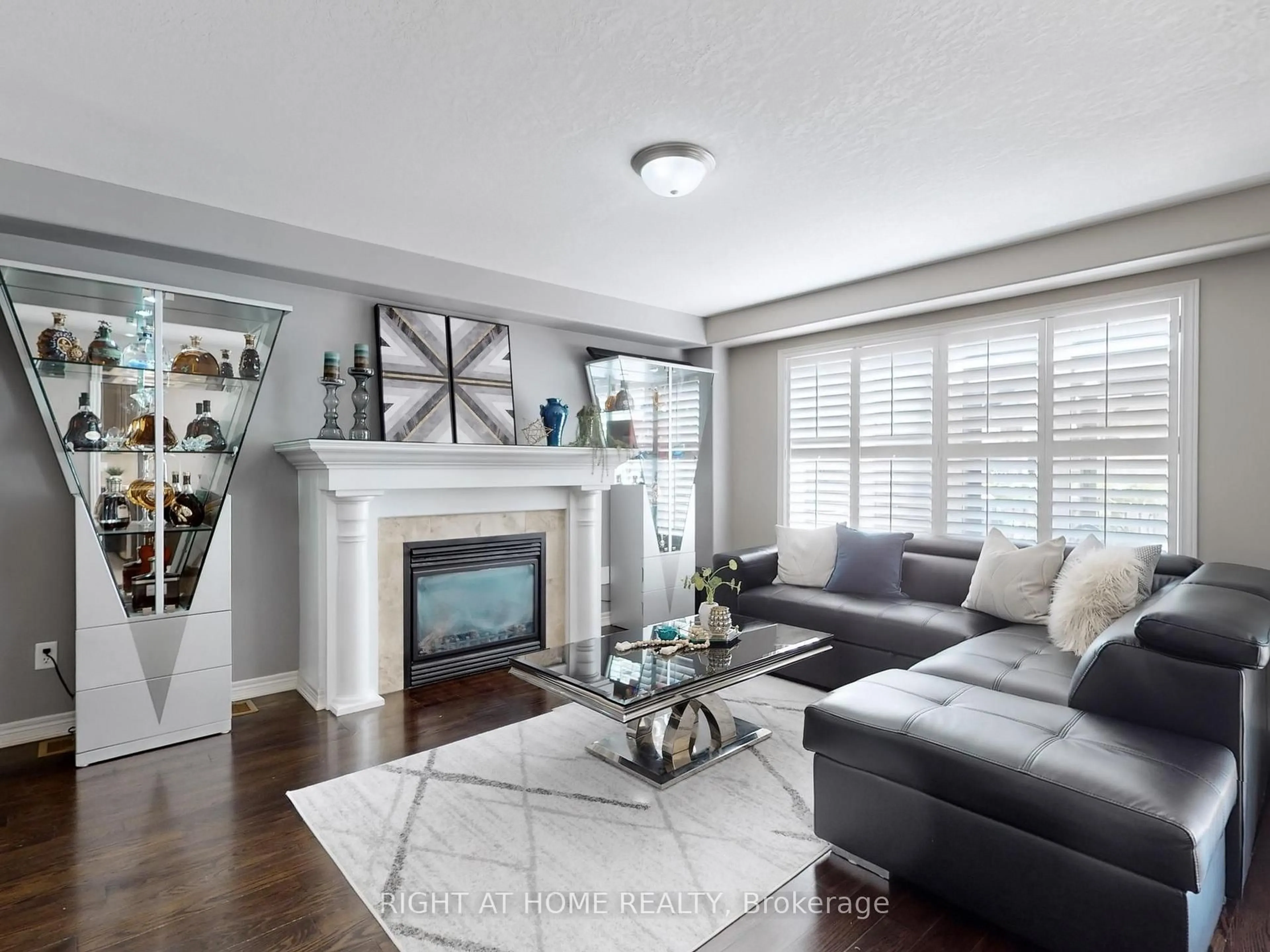 Living room with furniture, unknown for 98 Willow Lane, Grimsby Ontario L3M 5P7