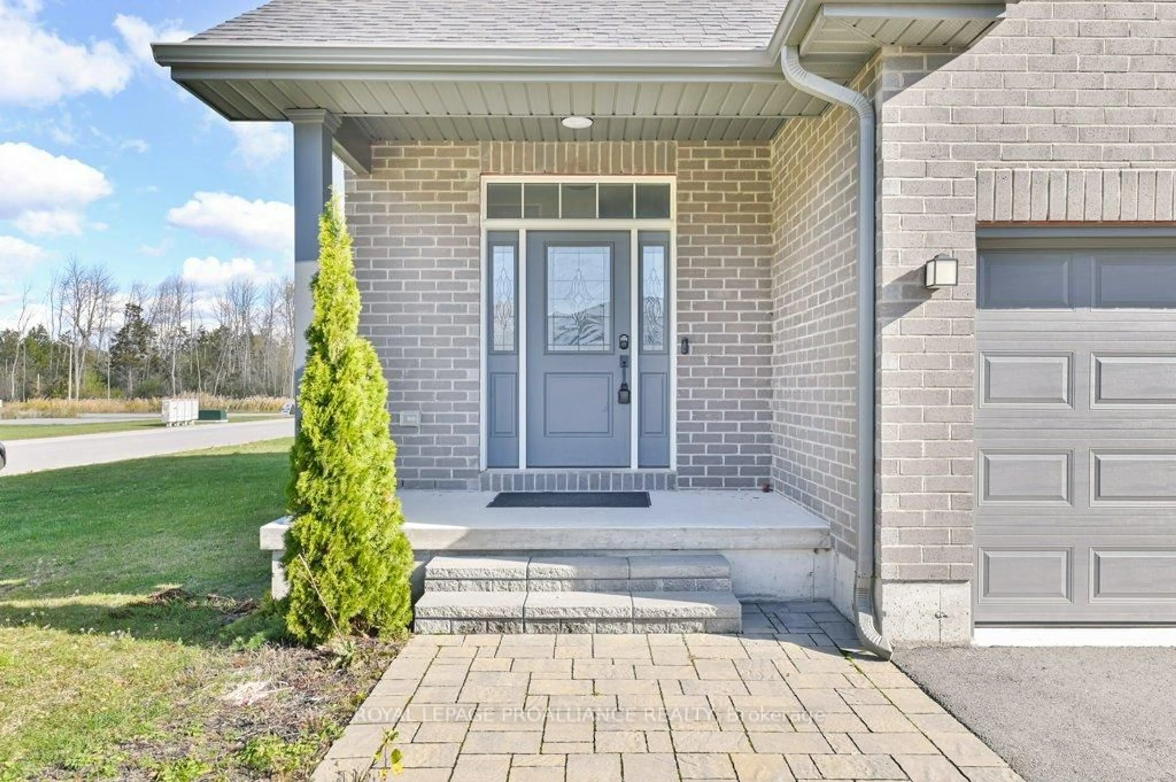 Indoor entryway for 108 Ledgerock Crt, Quinte West Ontario K8R 0A1
