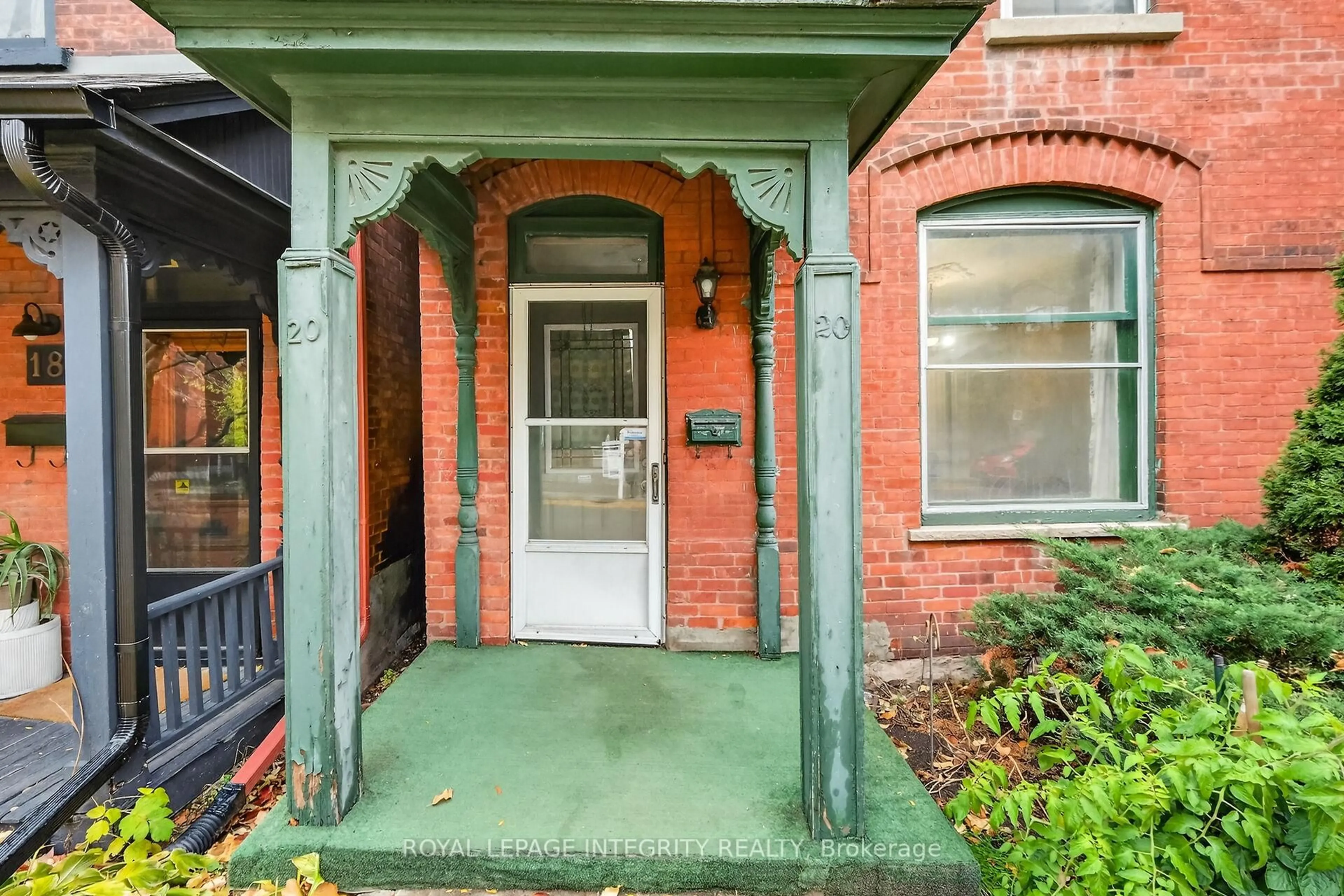 Indoor entryway for 20 Florence St, Ottawa Ontario K2P 0W7
