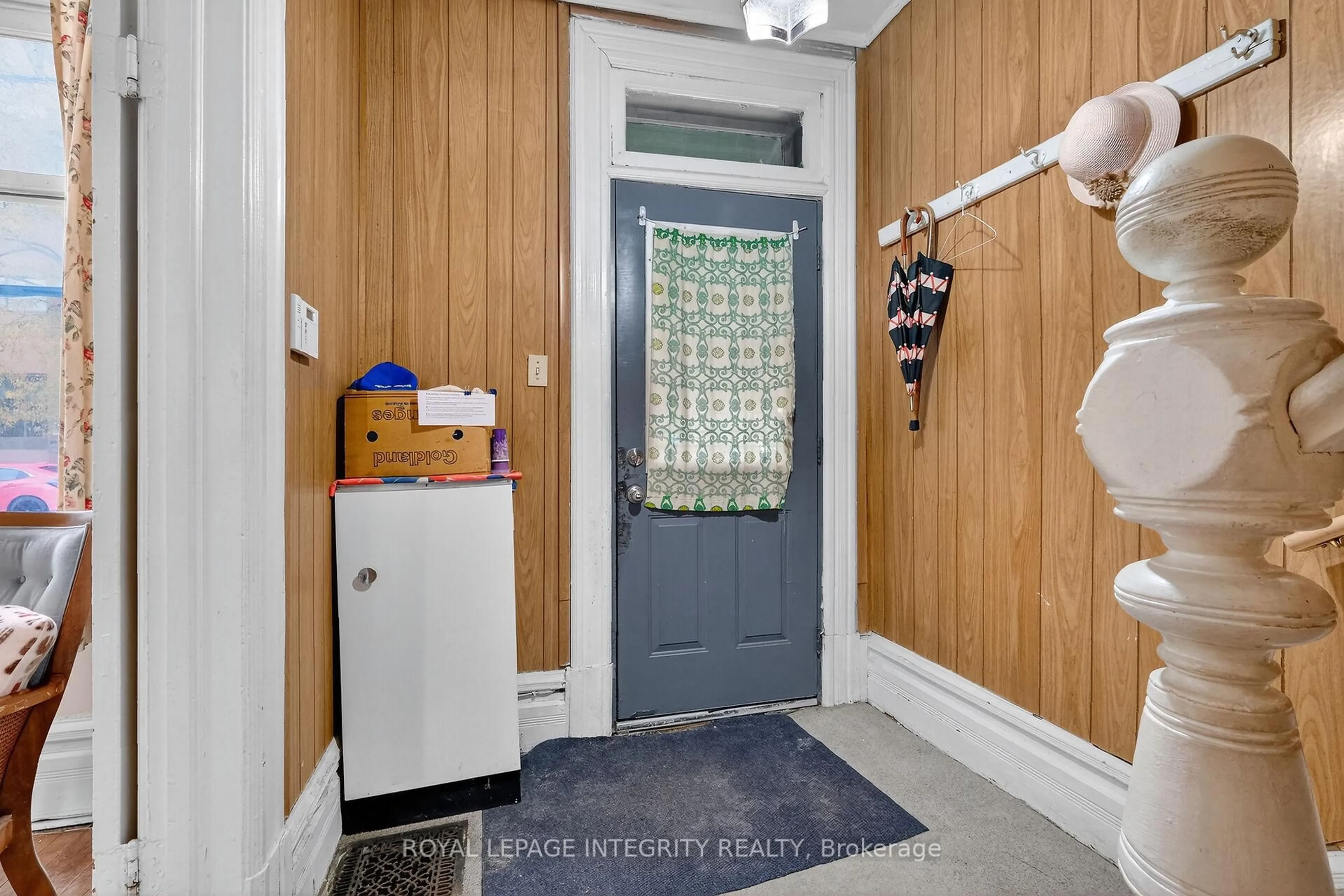 Indoor entryway for 20 Florence St, Ottawa Ontario K2P 0W7