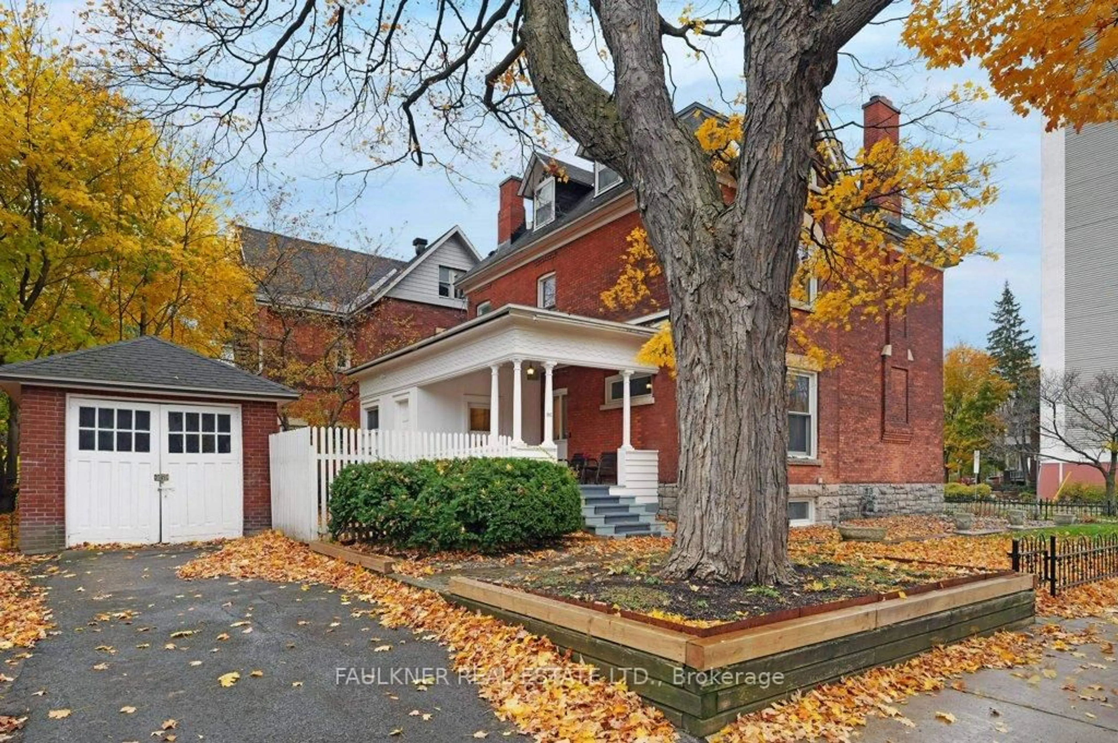 Home with brick exterior material, street for 137 Cartier St, Ottawa Ontario K2P 1K7