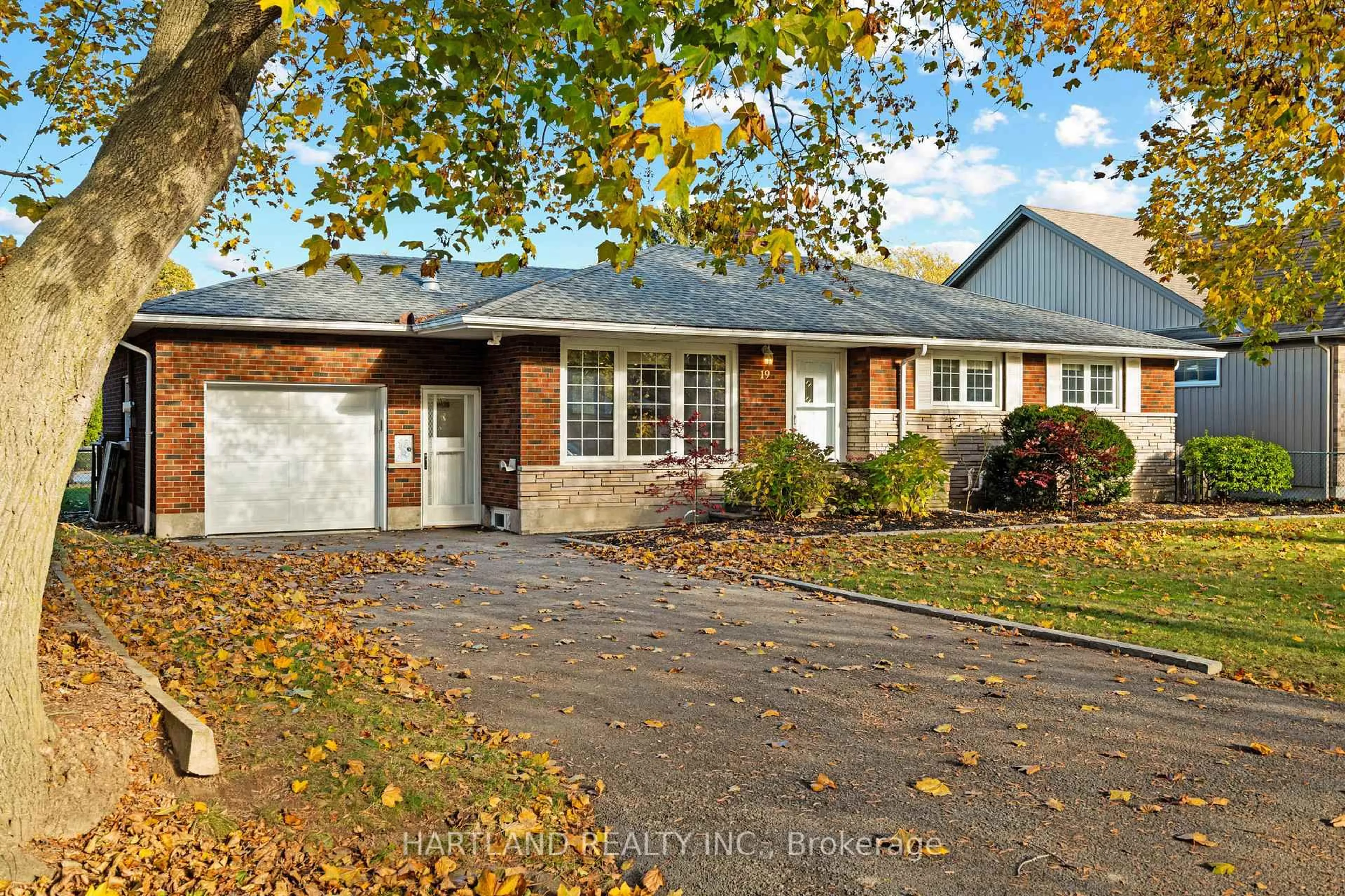 Home with brick exterior material, street for 19 KENWORTH Dr, St. Catharines Ontario L2M 4S4