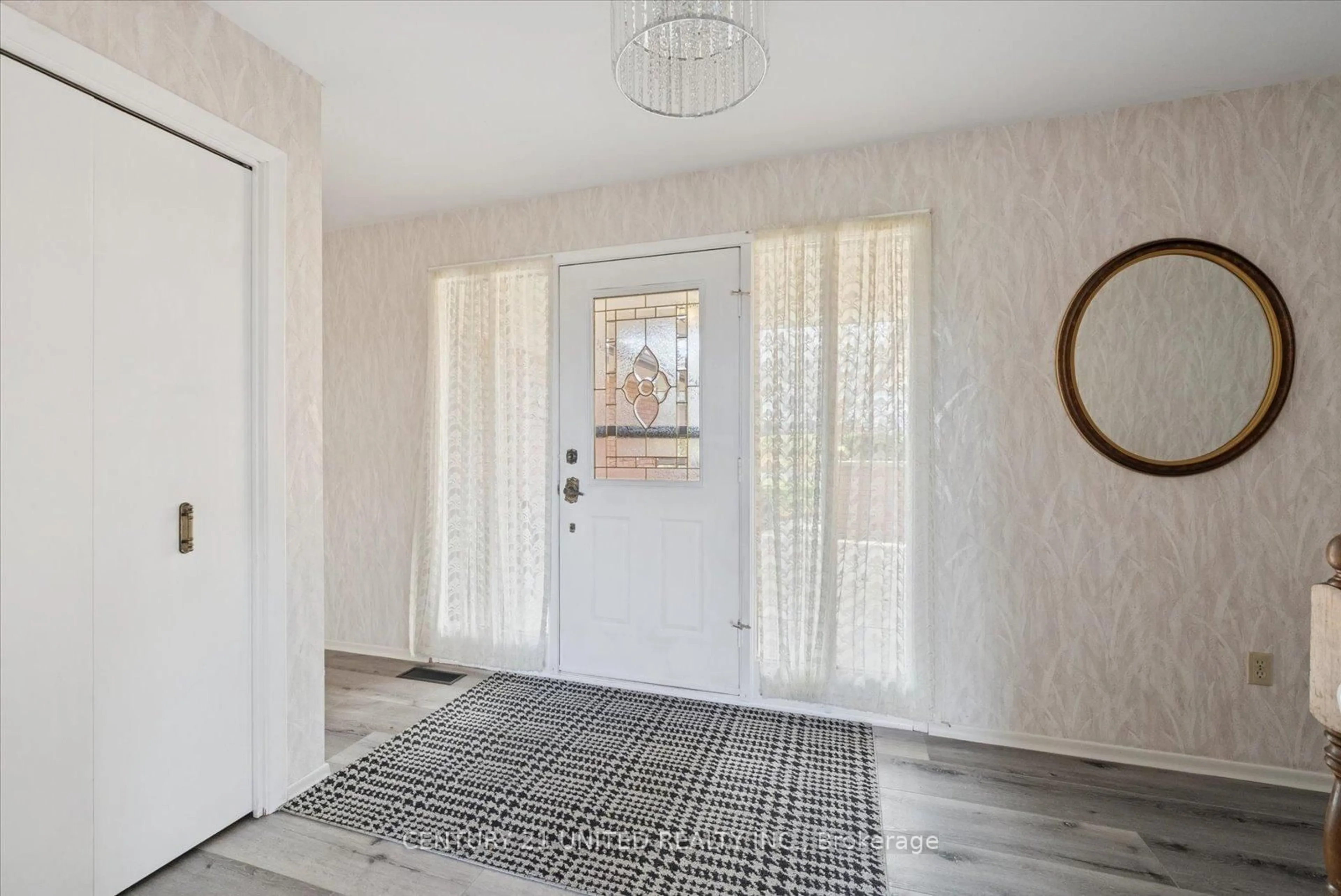 Indoor entryway for 1551 Cherryhill Rd, Peterborough Ontario K9K 1A7