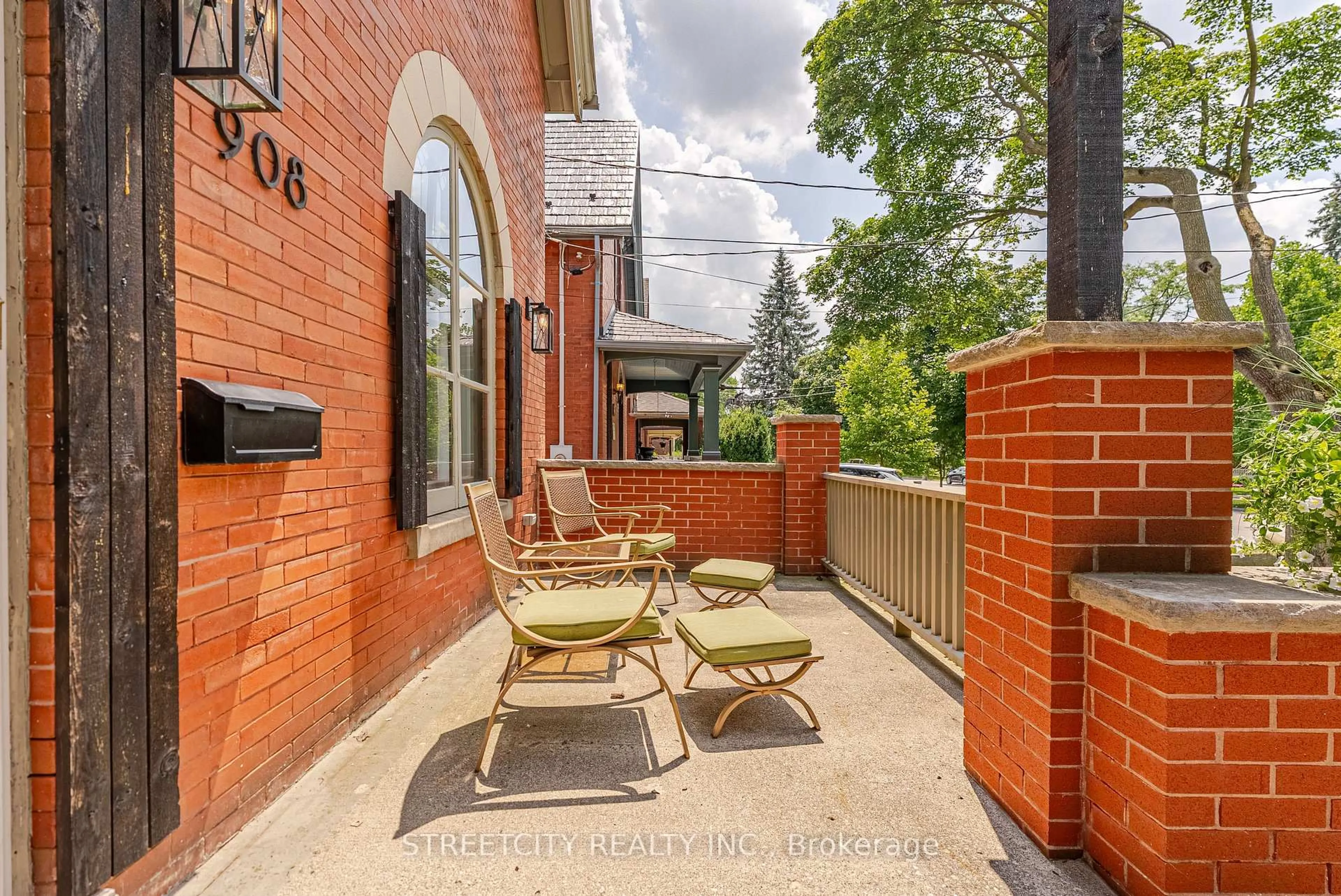 Patio, street for 908 Maitland St, London East Ontario N5Y 2X1