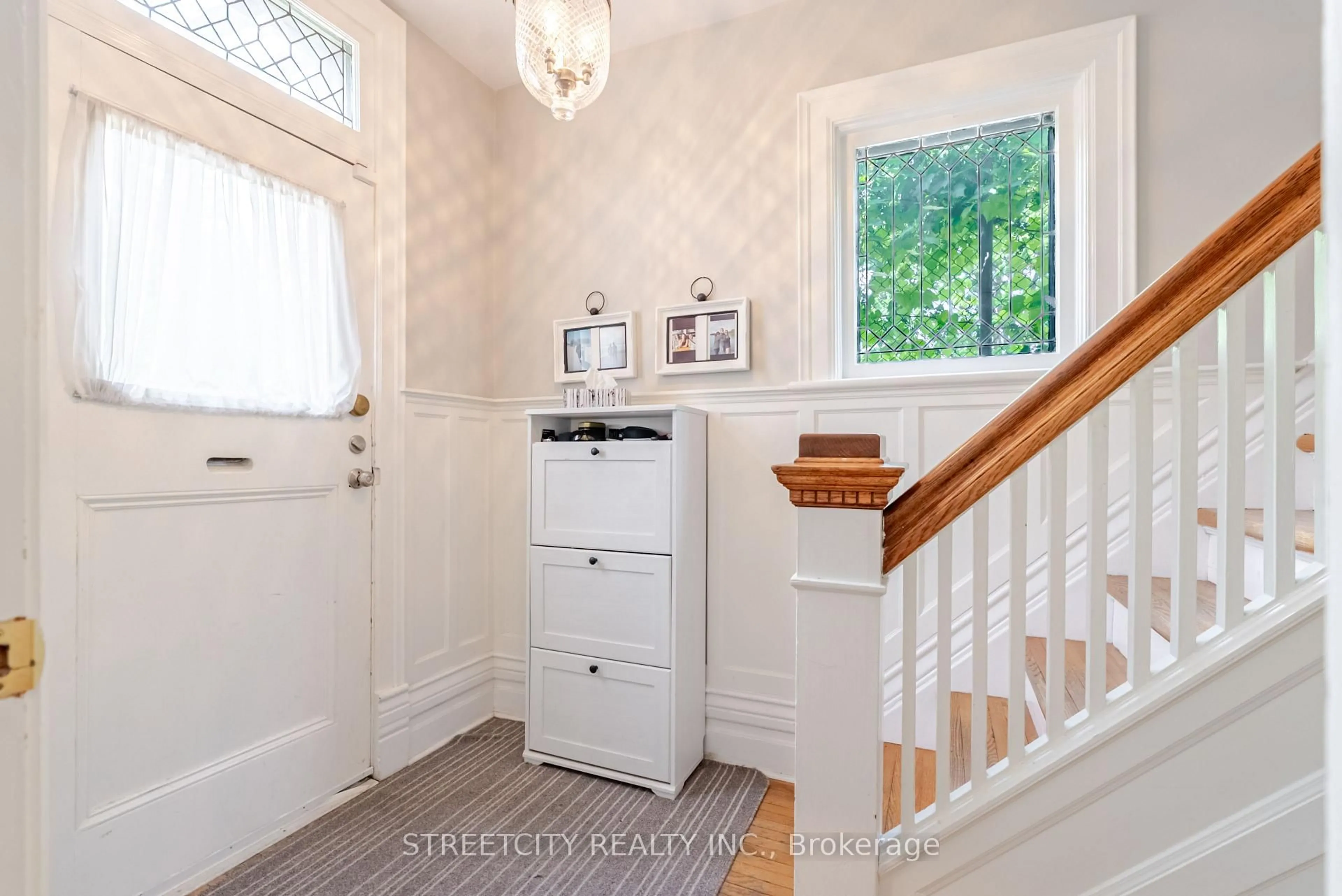 Indoor entryway for 908 Maitland St, London East Ontario N5Y 2X1