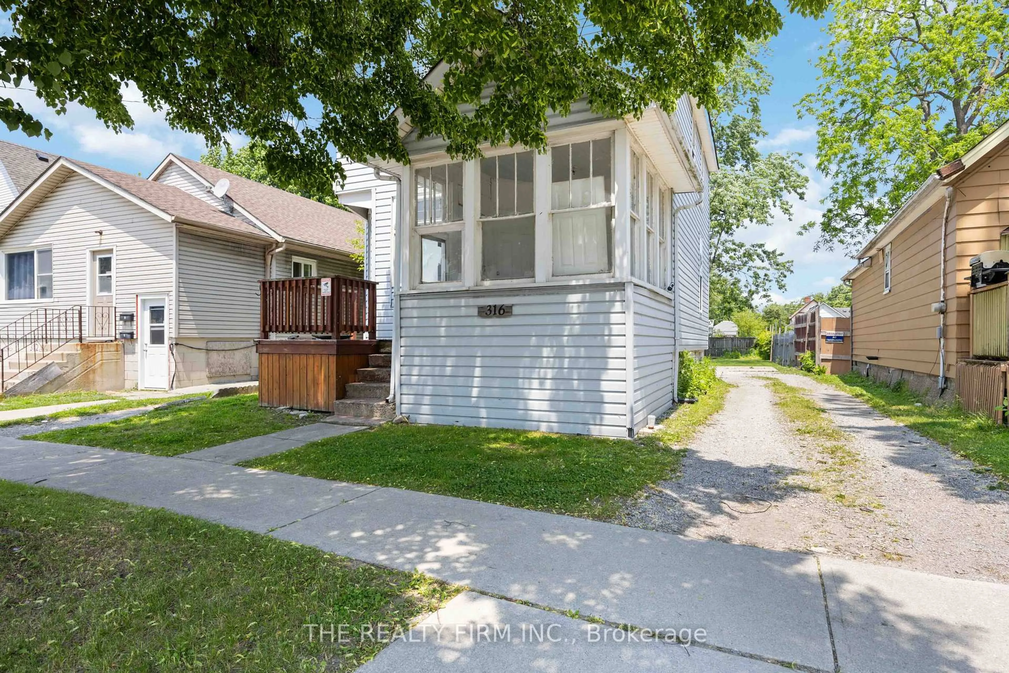 Home with vinyl exterior material, street for 316 Confederation St, Sarnia Ontario N7T 2A5