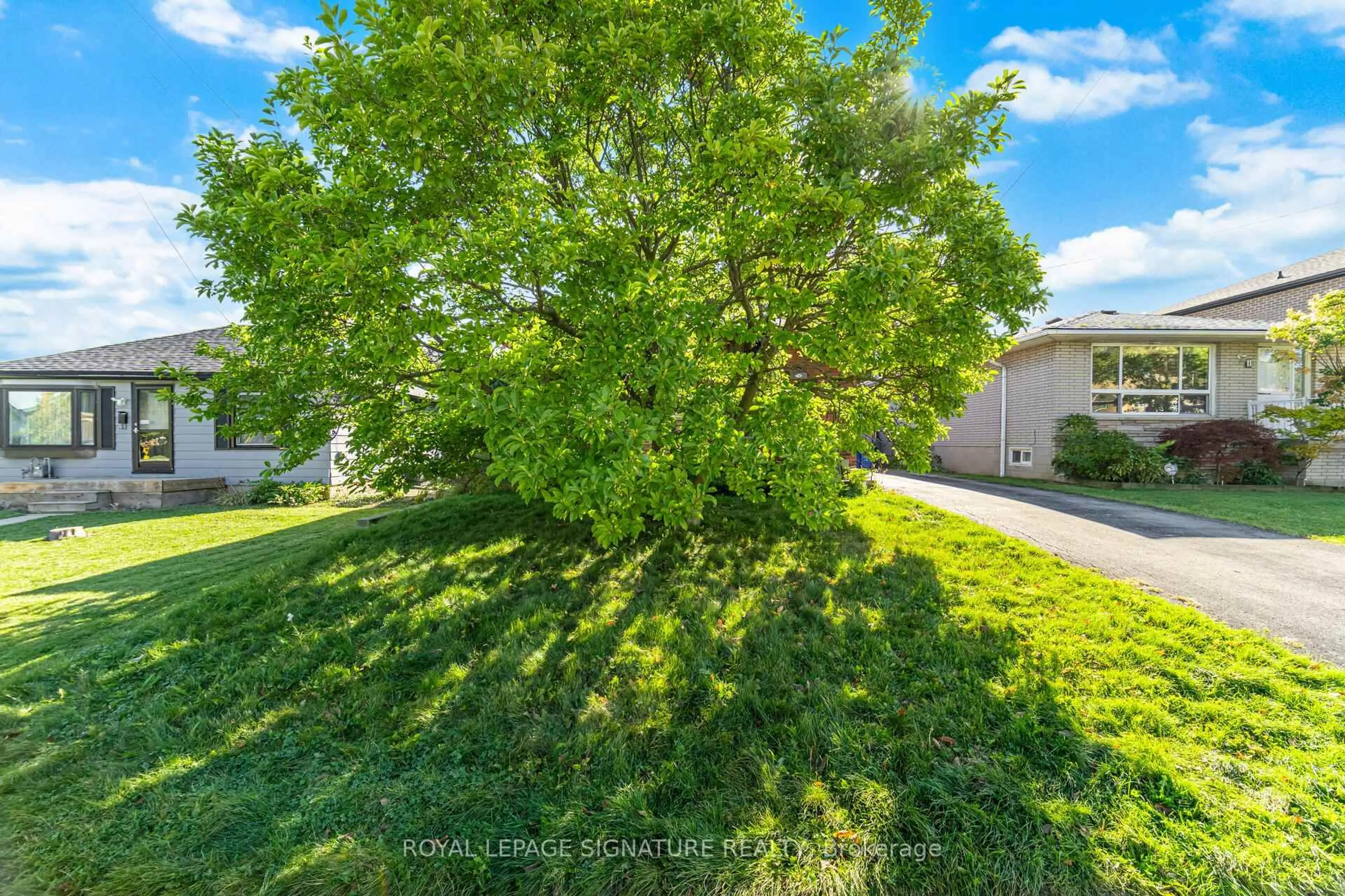 A pic from outside/outdoor area/front of a property/back of a property/a pic from drone, street for 7 Maitland Ave, Hamilton Ontario L9A 3J4