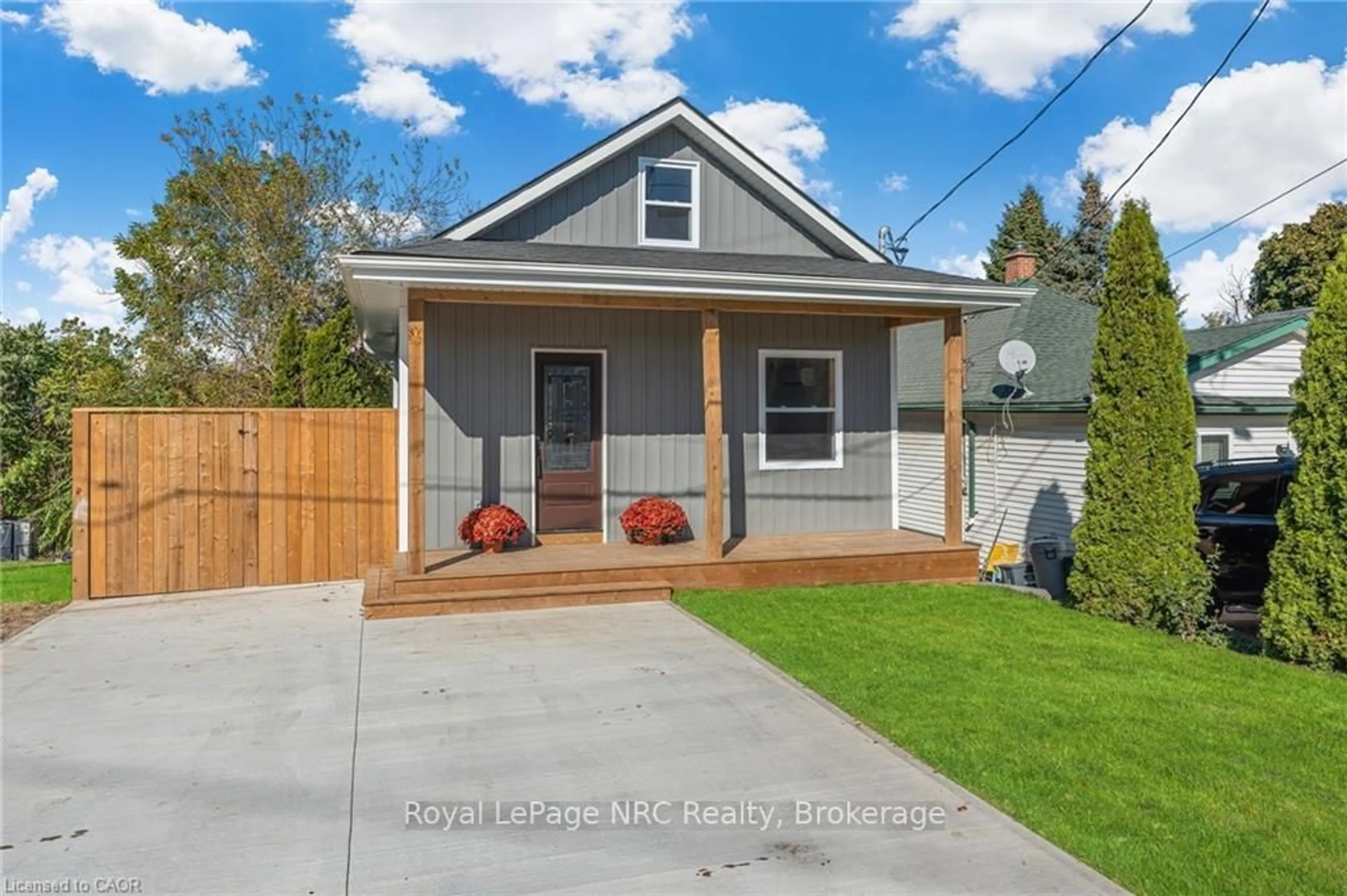 Home with vinyl exterior material, street for 3 Ball Ave, St. Catharines Ontario L2T 1B4