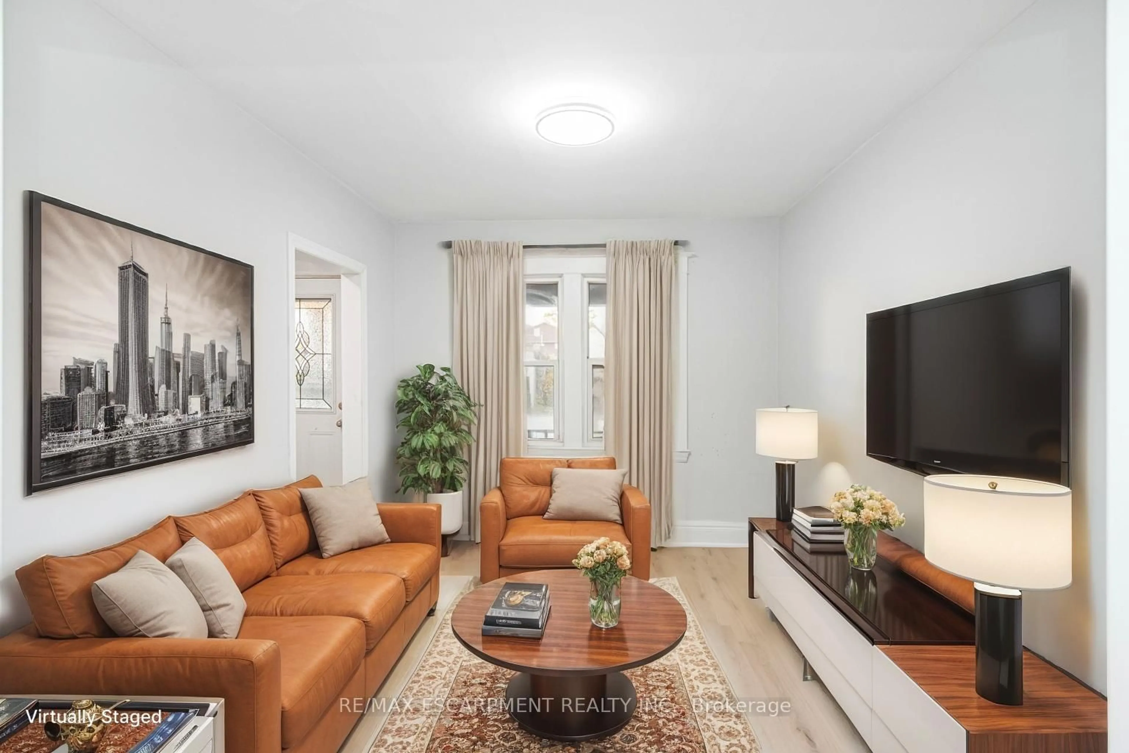 Living room with furniture, unknown for 8 Leeds St, Hamilton Ontario L8L 6W8