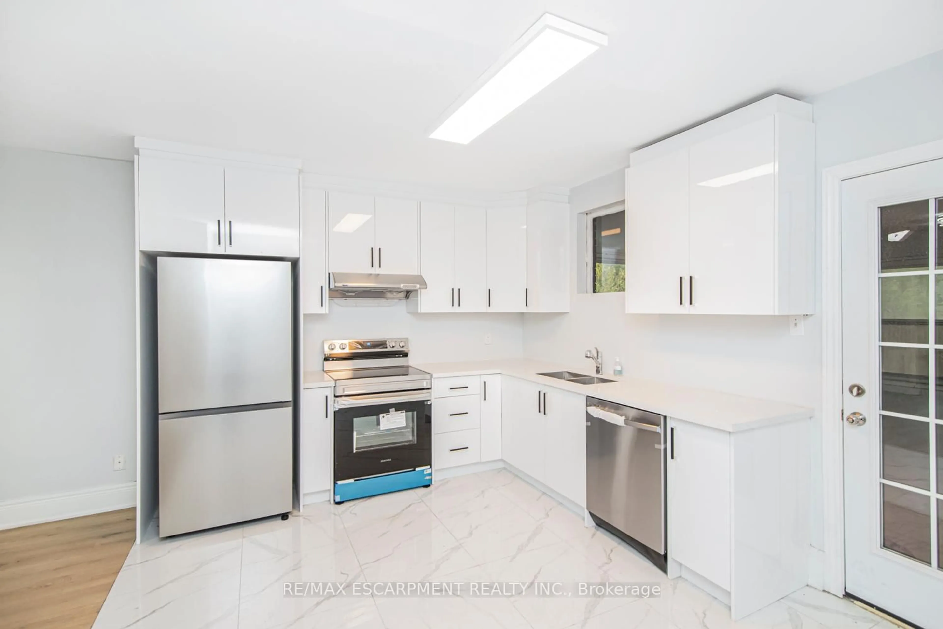 Standard kitchen, ceramic/tile floor for 8 Leeds St, Hamilton Ontario L8L 6W8