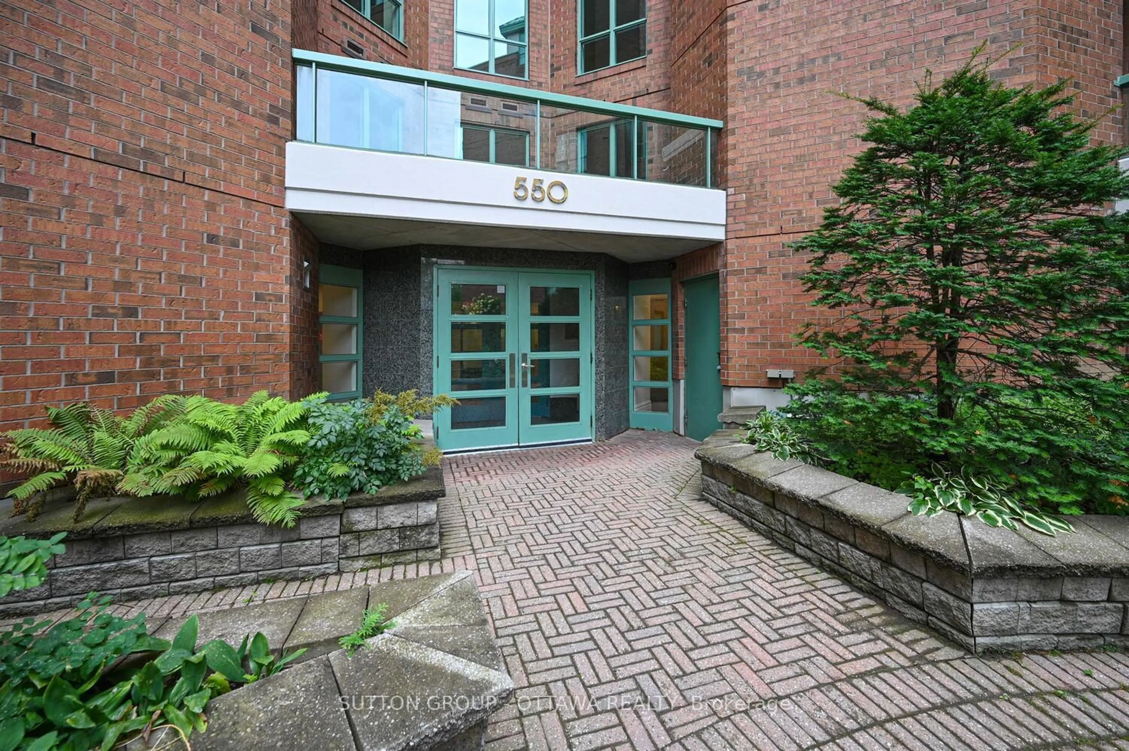 Indoor foyer for 550 Cambridge St #202, Ottawa Ontario K1S 5N3