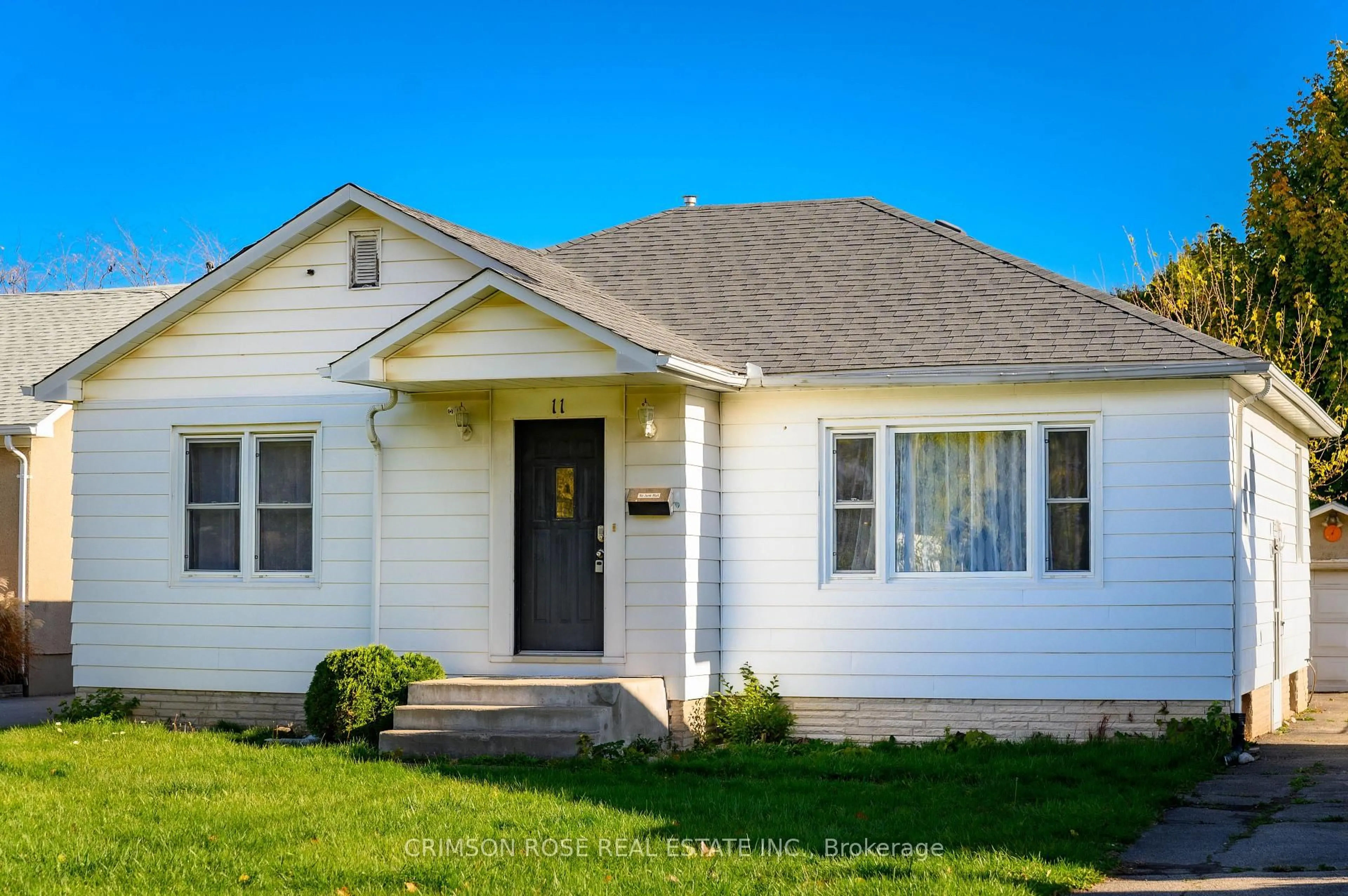 Home with vinyl exterior material, street for 11 Bonavem Dr, St. Catharines Ontario L2N 1X7