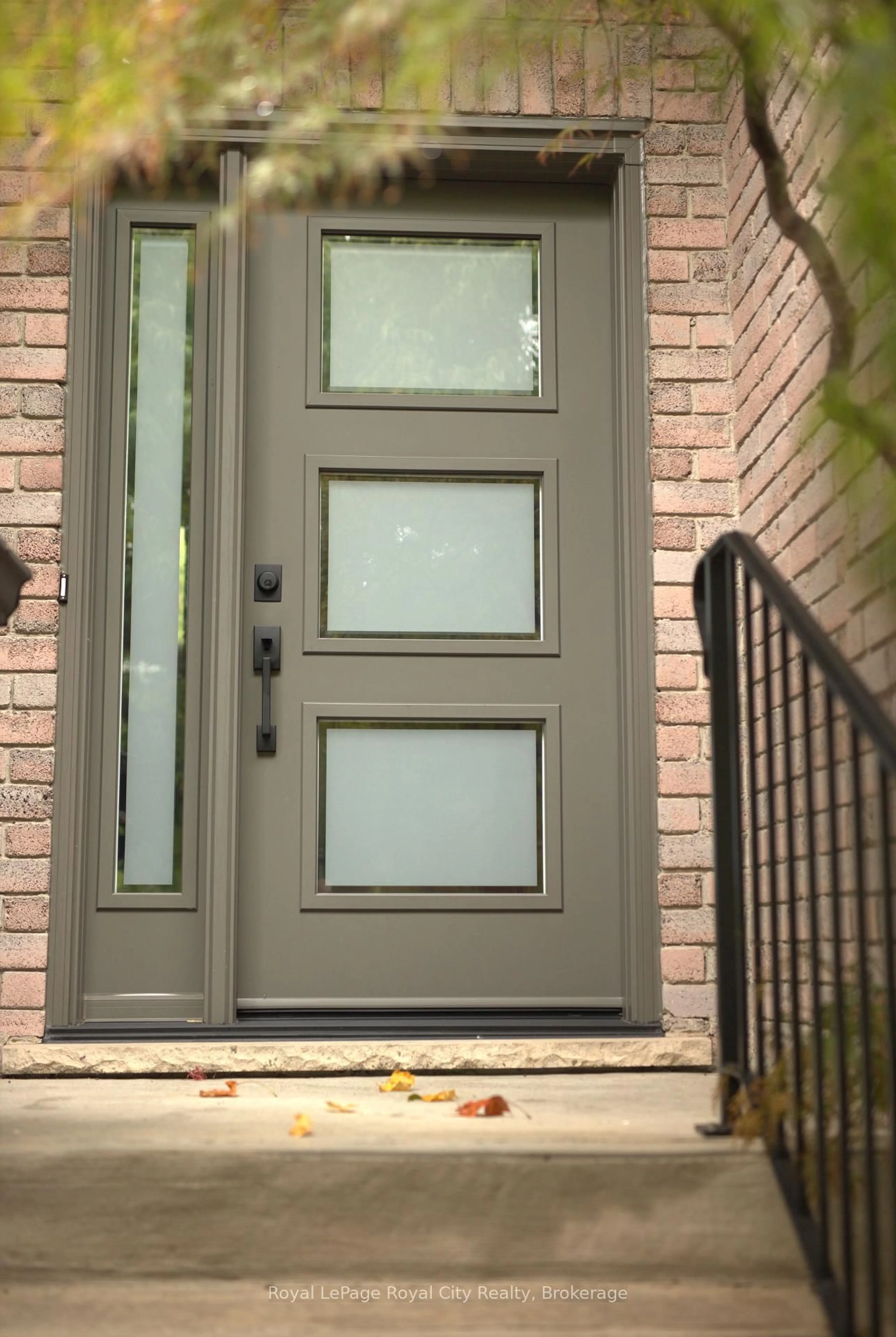 Indoor entryway for 41 Shoemaker Cres, Guelph Ontario N1K 1J5