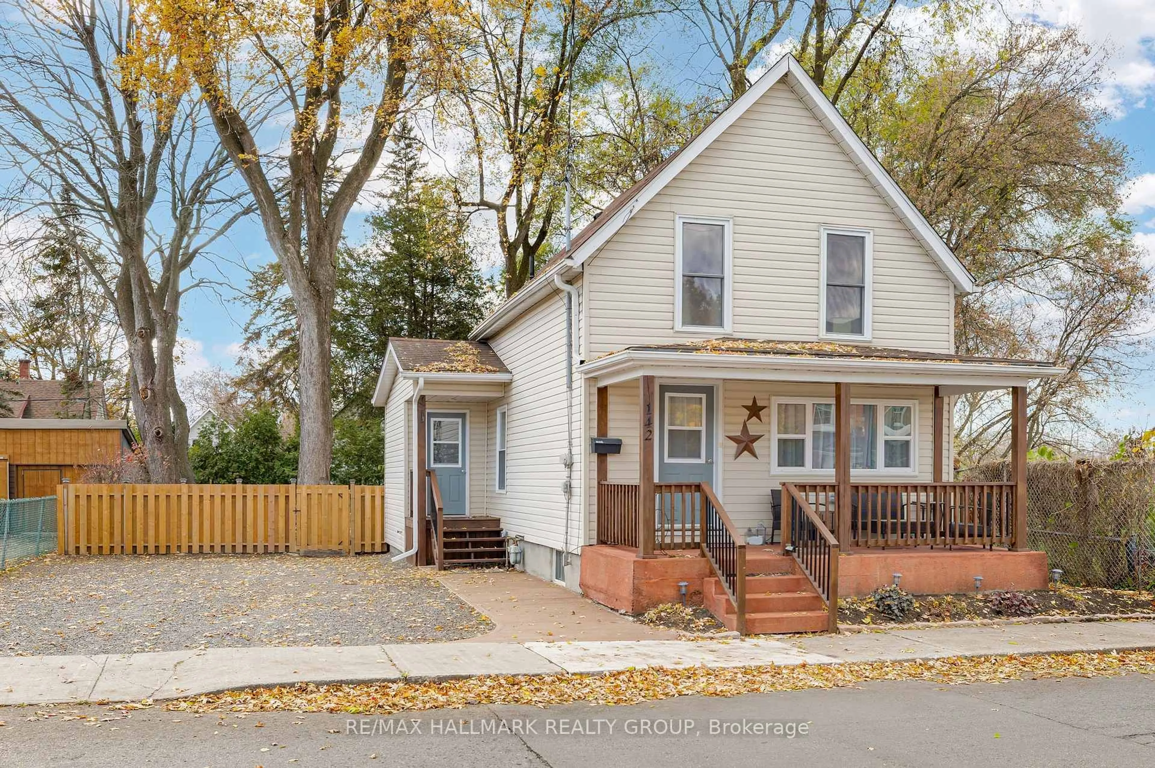 Home with vinyl exterior material, street for 142 Park St, Brockville Ontario K6V 2G9