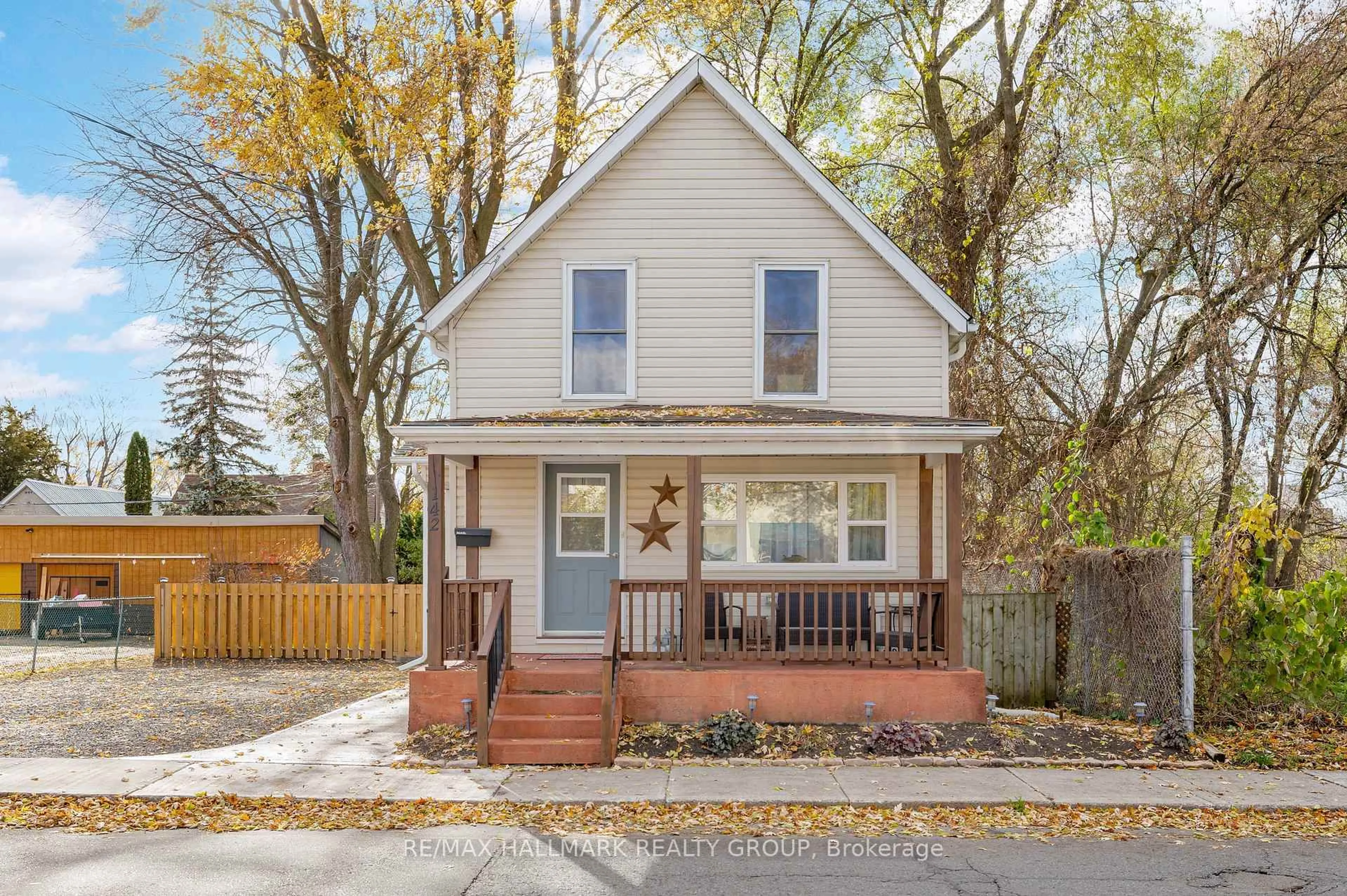 Home with vinyl exterior material, street for 142 Park St, Brockville Ontario K6V 2G9