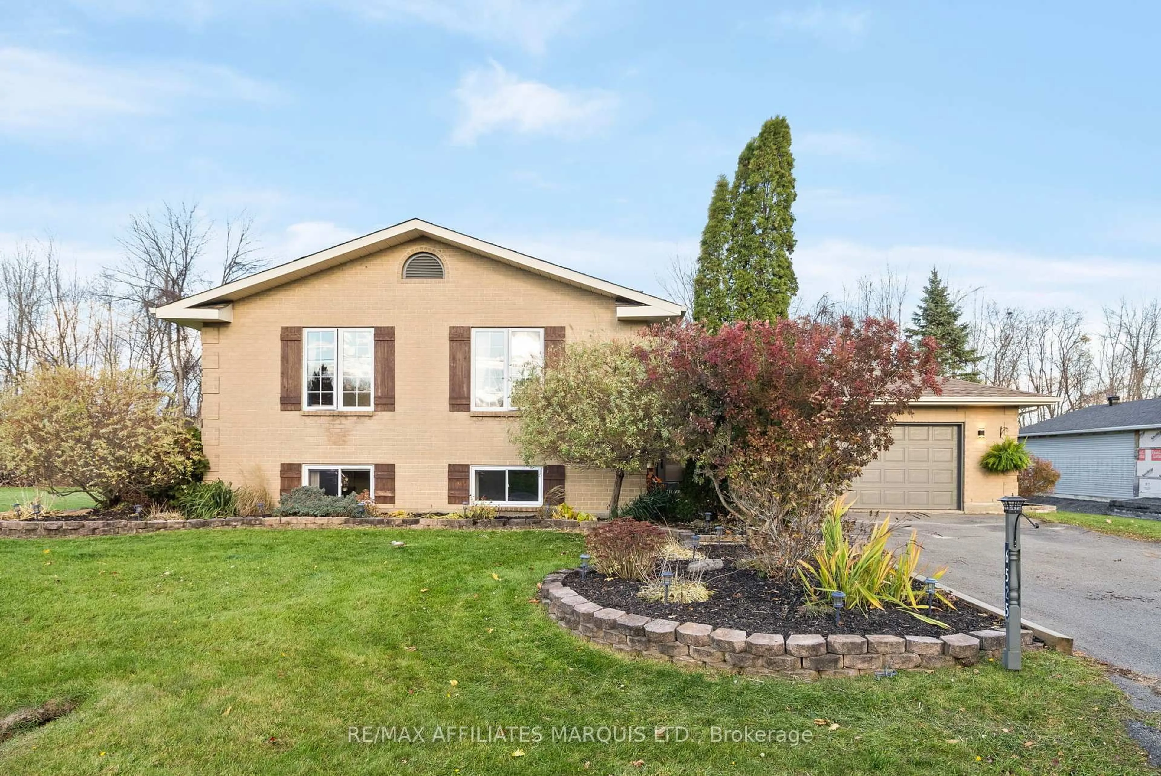 Home with vinyl exterior material, street for 6525 Clifford Ave, South Glengarry Ontario K6H 5R5