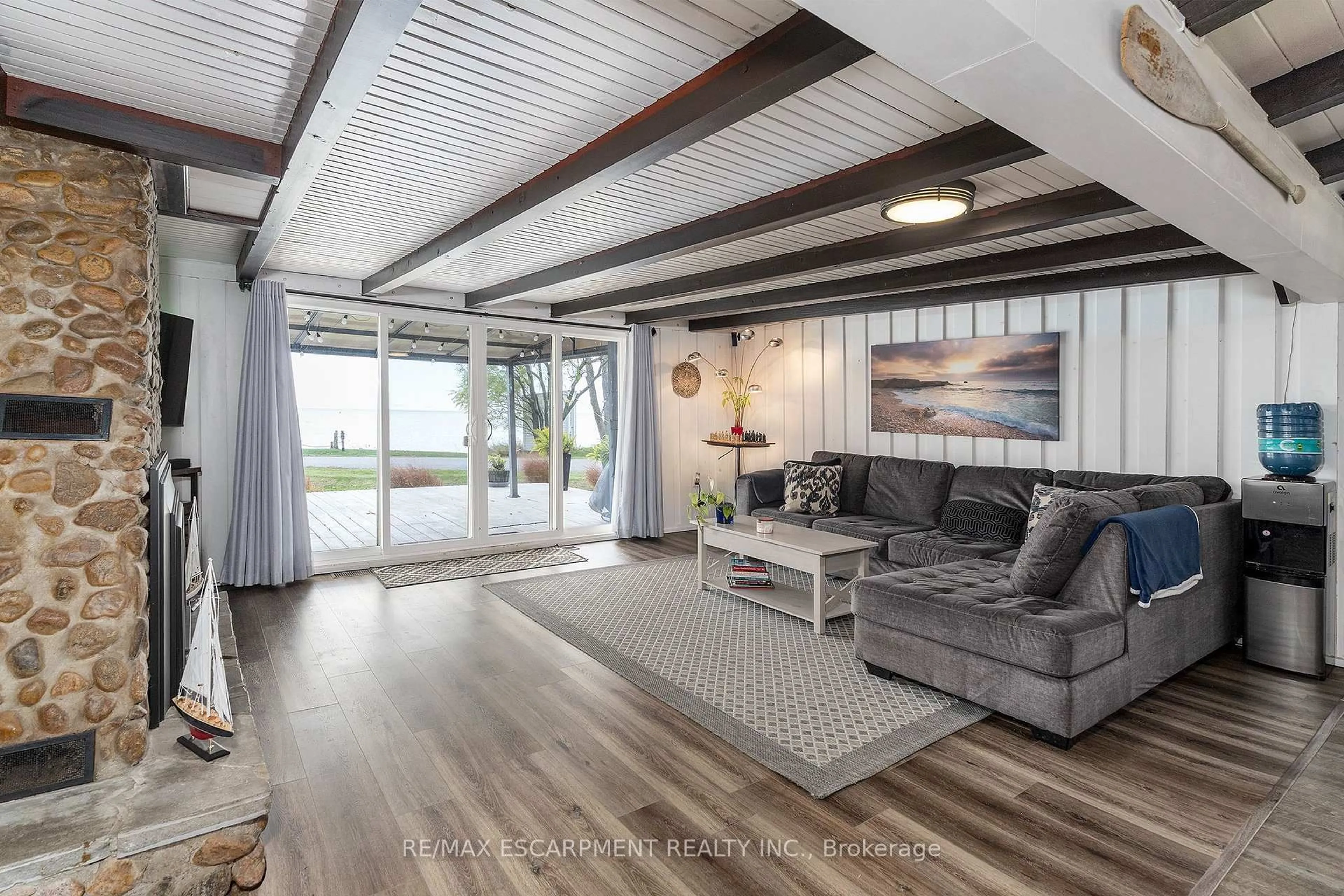 Living room with furniture, unknown for 577 Edgewater Pl, Haldimand Ontario N1A 2W8