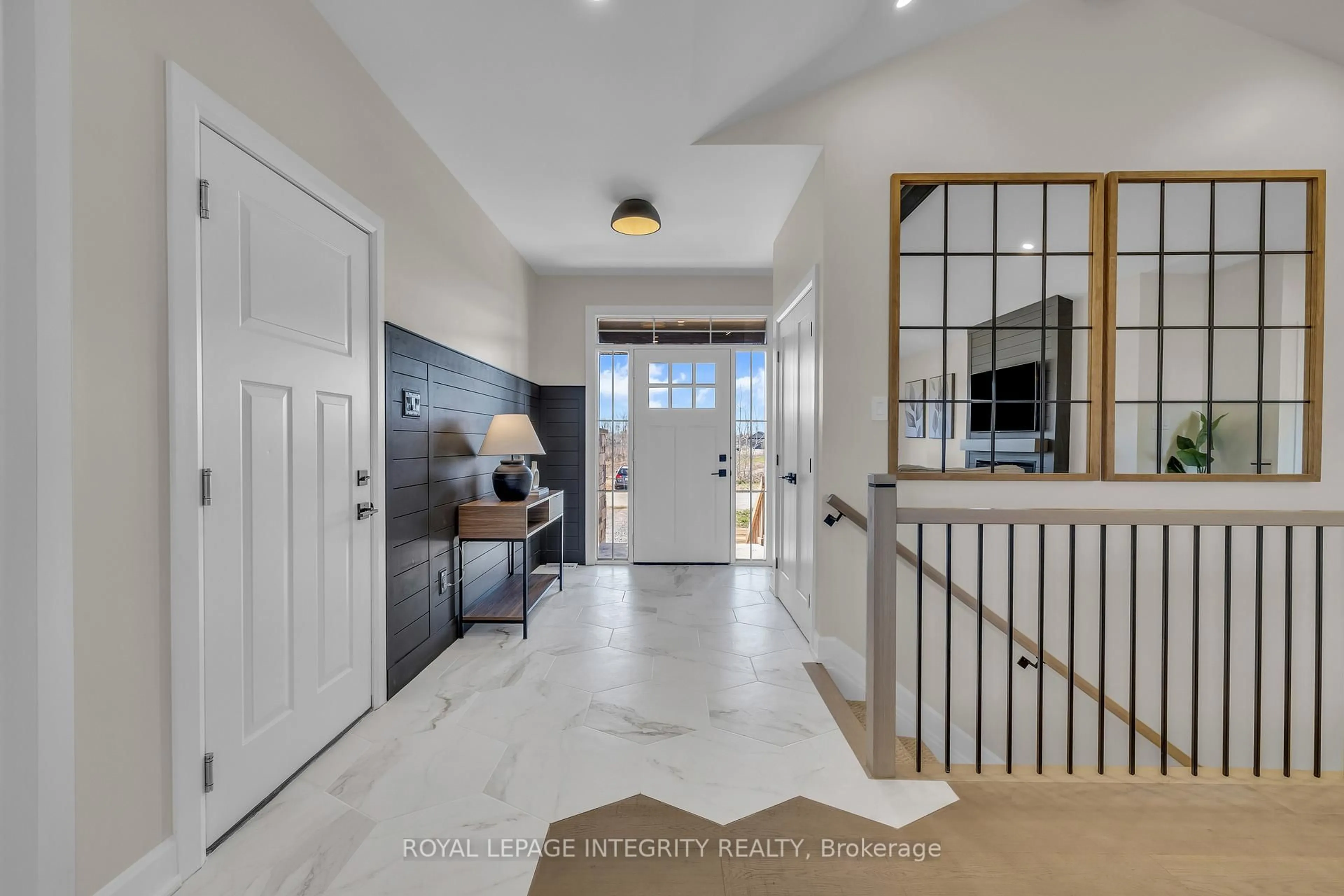 Indoor entryway for 106 Maplestone Dr, North Grenville Ontario K0G 1J0