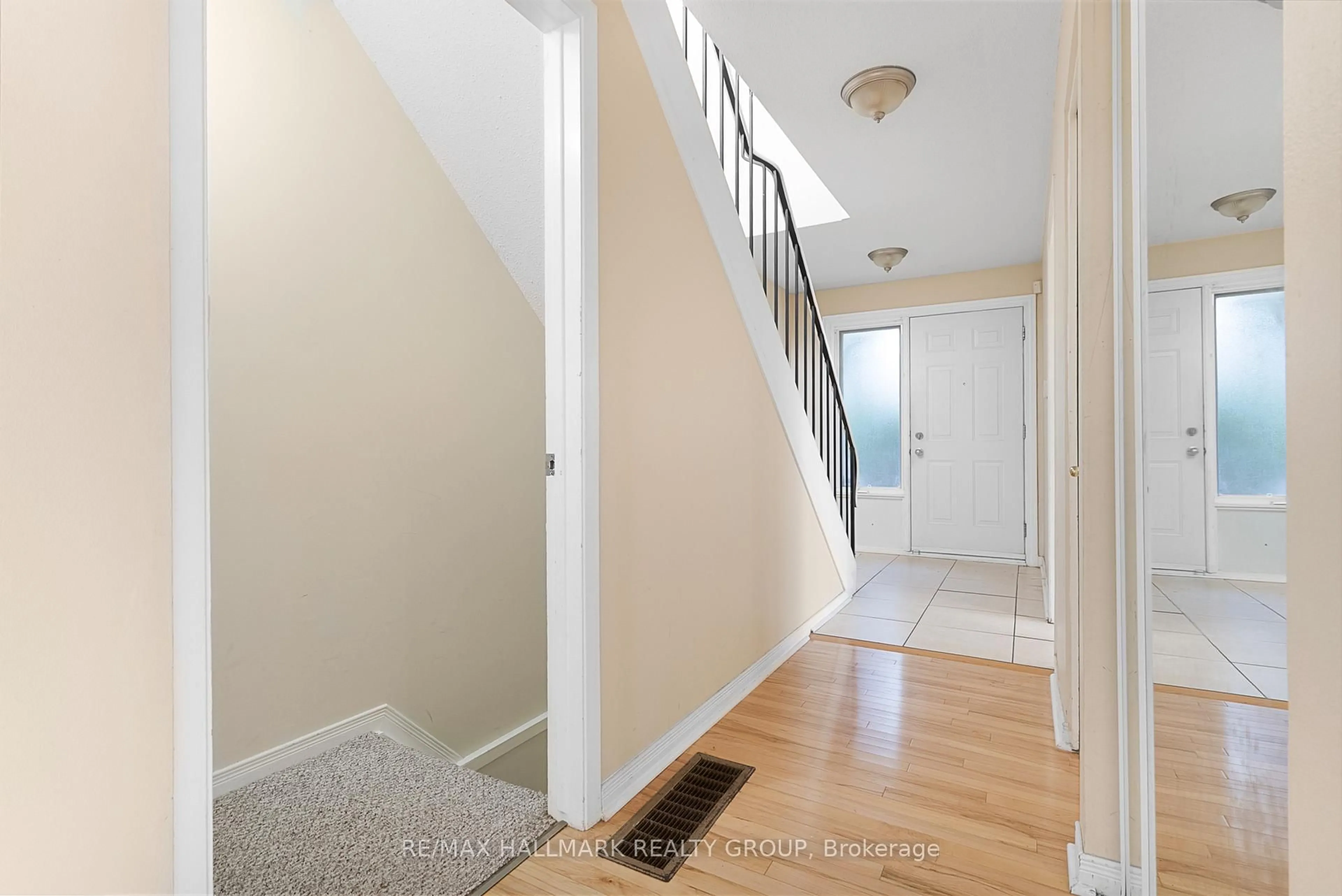 Indoor entryway for 3310 Southgate Rd #193, Ottawa Ontario K1V 8X4