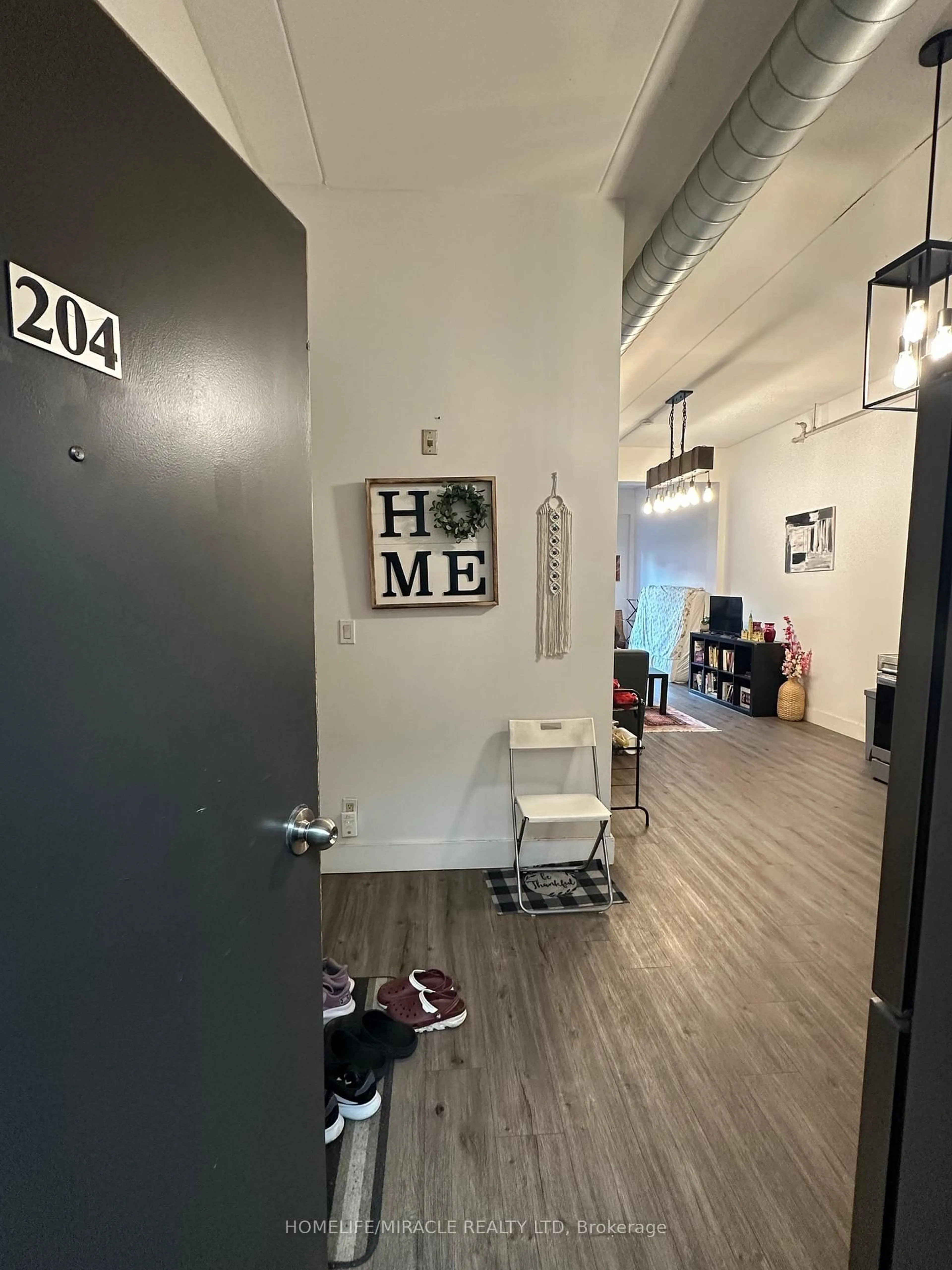 Indoor foyer for 150 Colborne St #204, Brantford Ontario N3T 2G6