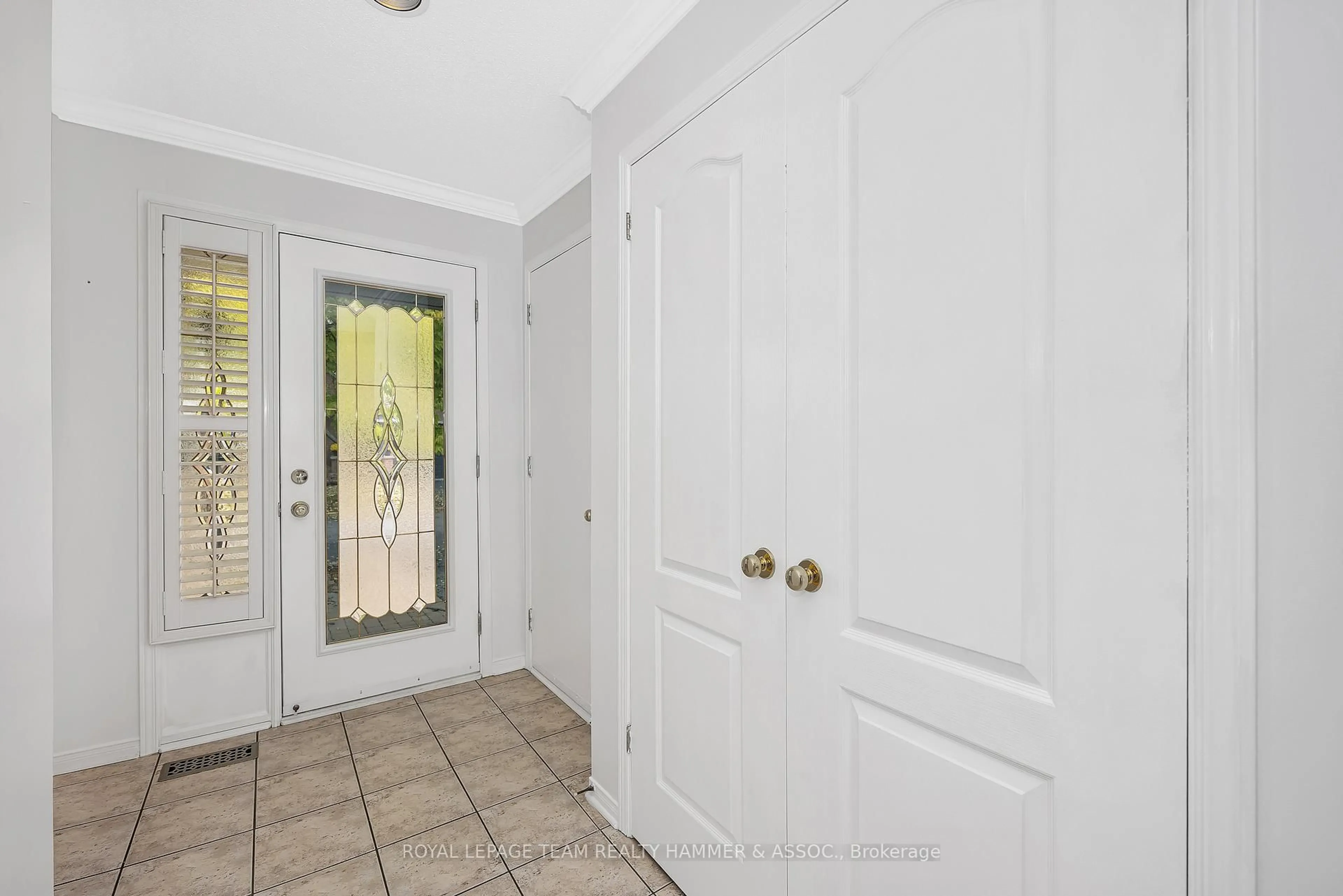 Indoor entryway for 43 Settler's Ridge Way, Ottawa Ontario K2J 4V2