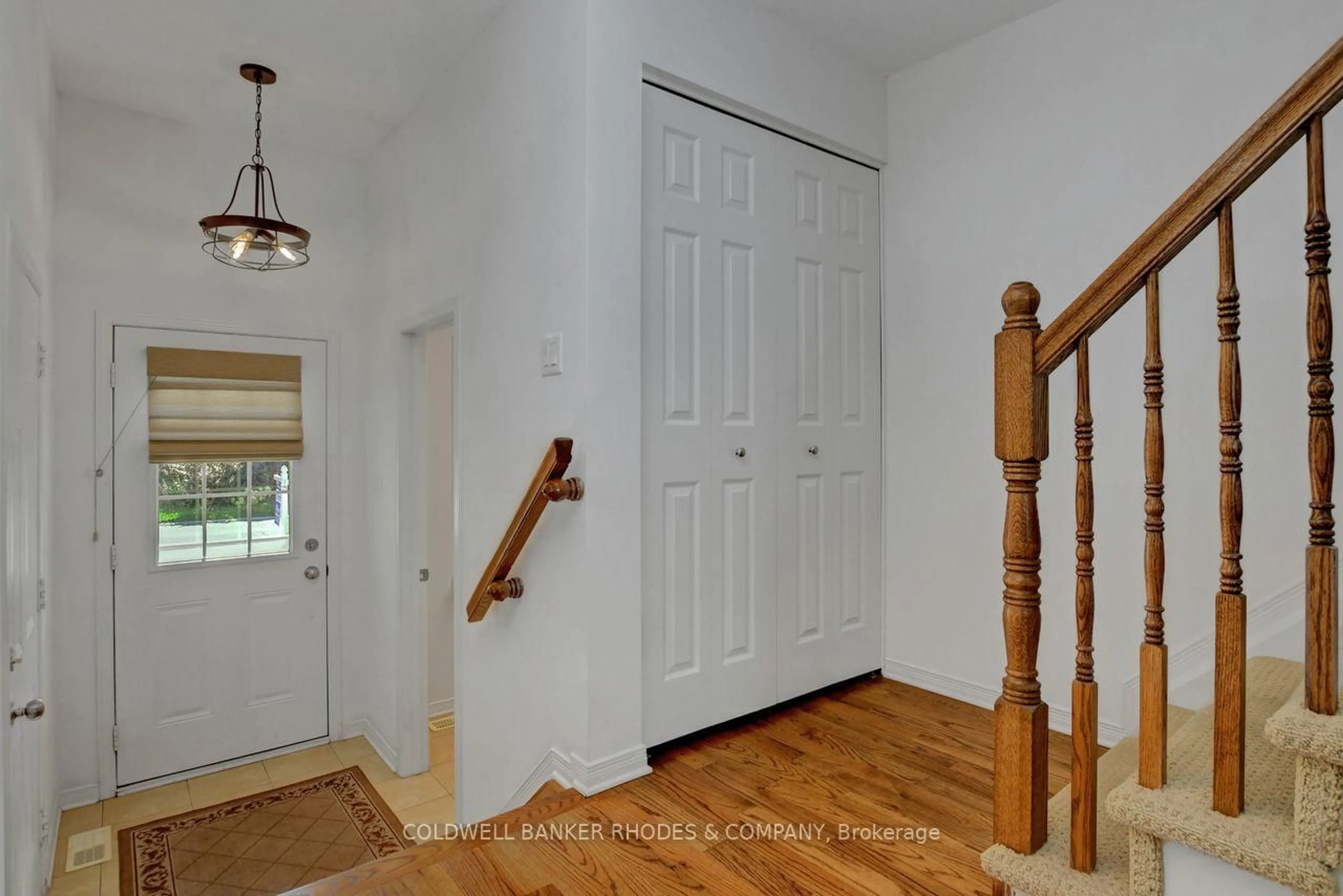 Indoor entryway for 287 Macoun Circ, Ottawa Ontario K1T 0H8