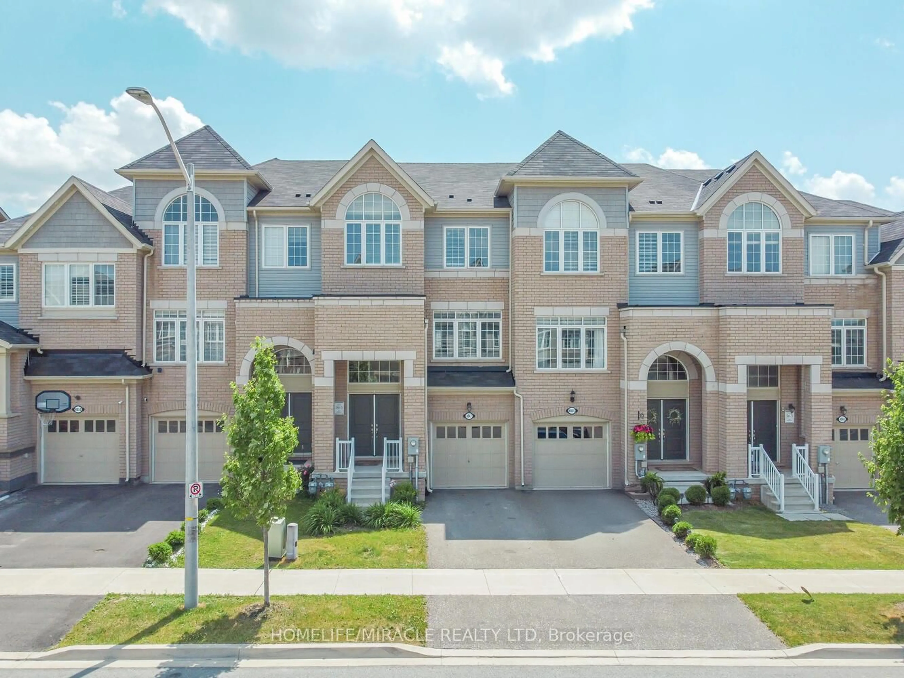 A pic from outside/outdoor area/front of a property/back of a property/a pic from drone, street for 4047 Maitland St, Lincoln Ontario L3J 0R6