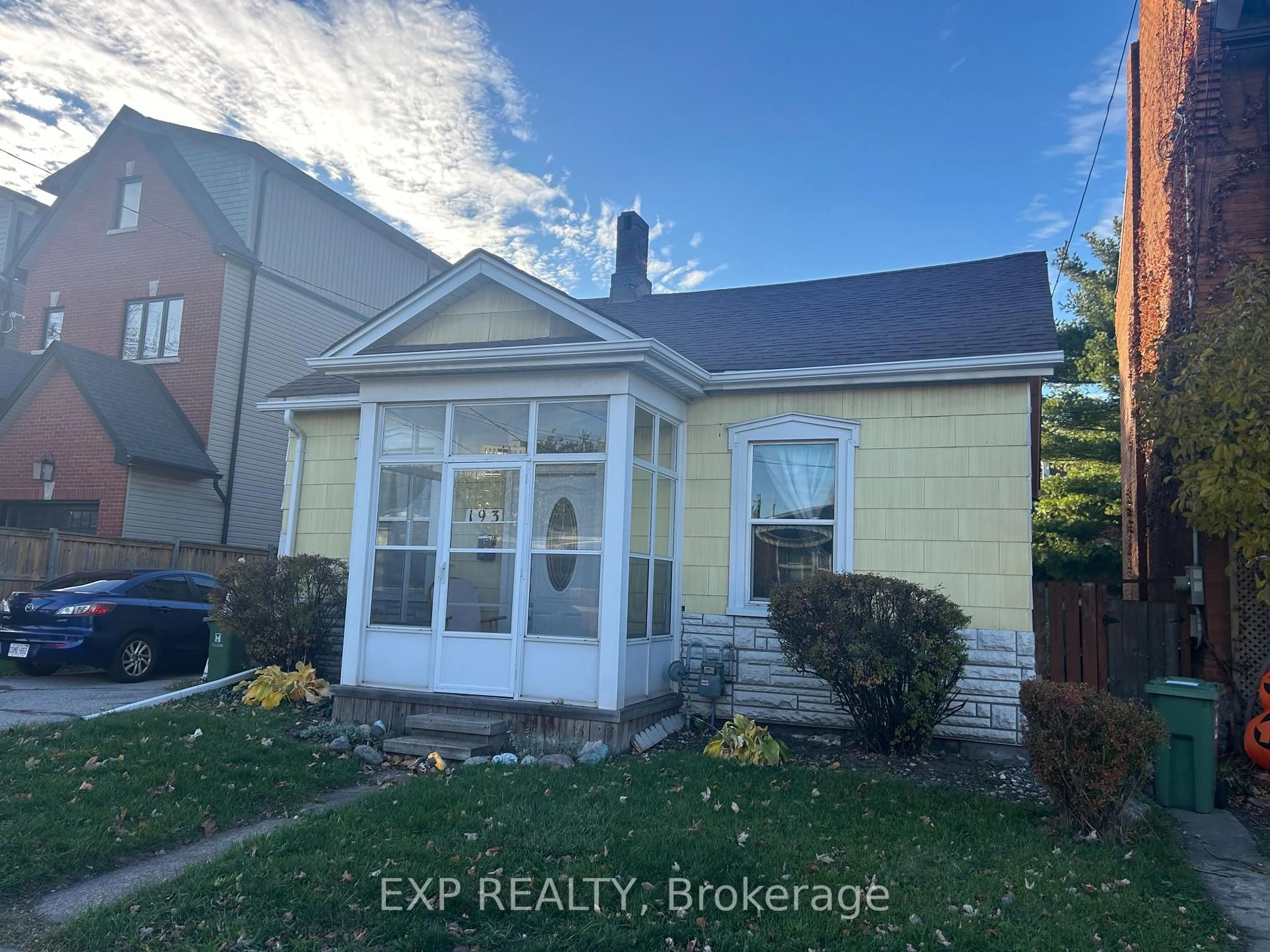 Home with vinyl exterior material, unknown for 193 Locke St, Hamilton Ontario L8R 3B1