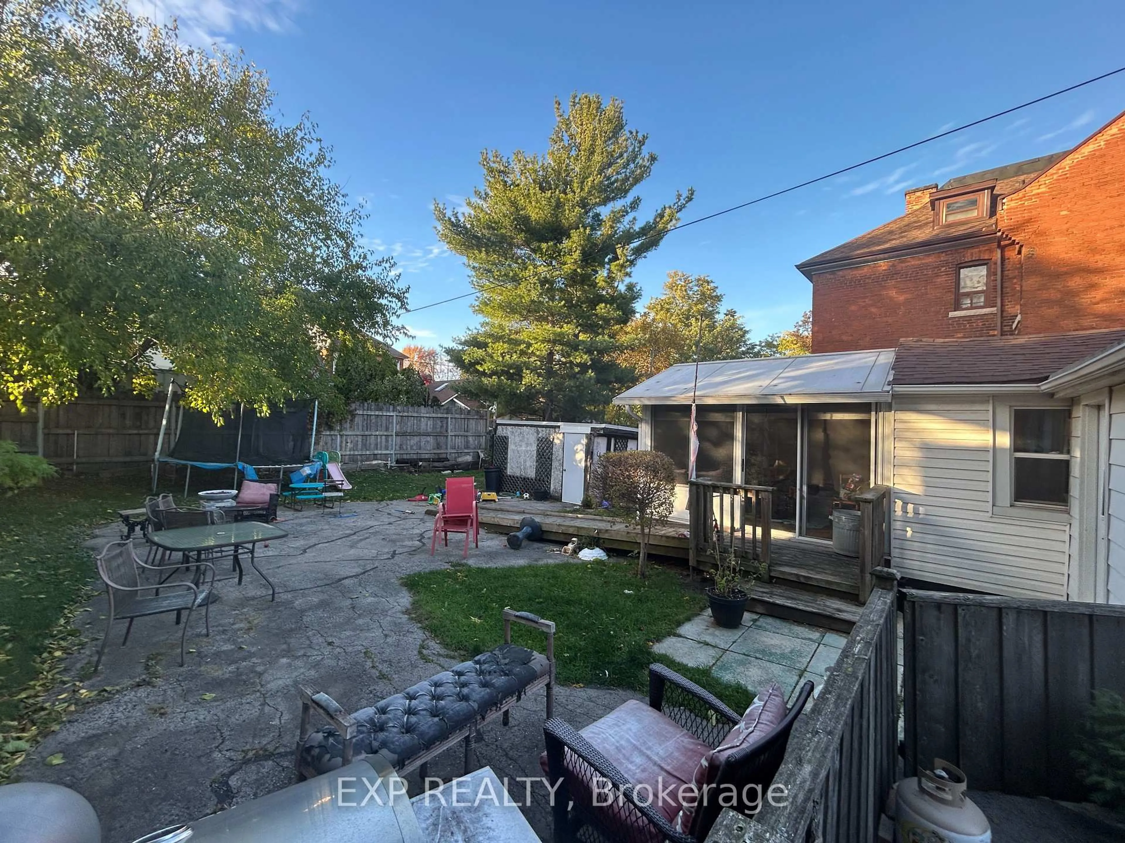 A pic from outside/outdoor area/front of a property/back of a property/a pic from drone, street for 193 Locke St, Hamilton Ontario L8R 3B1