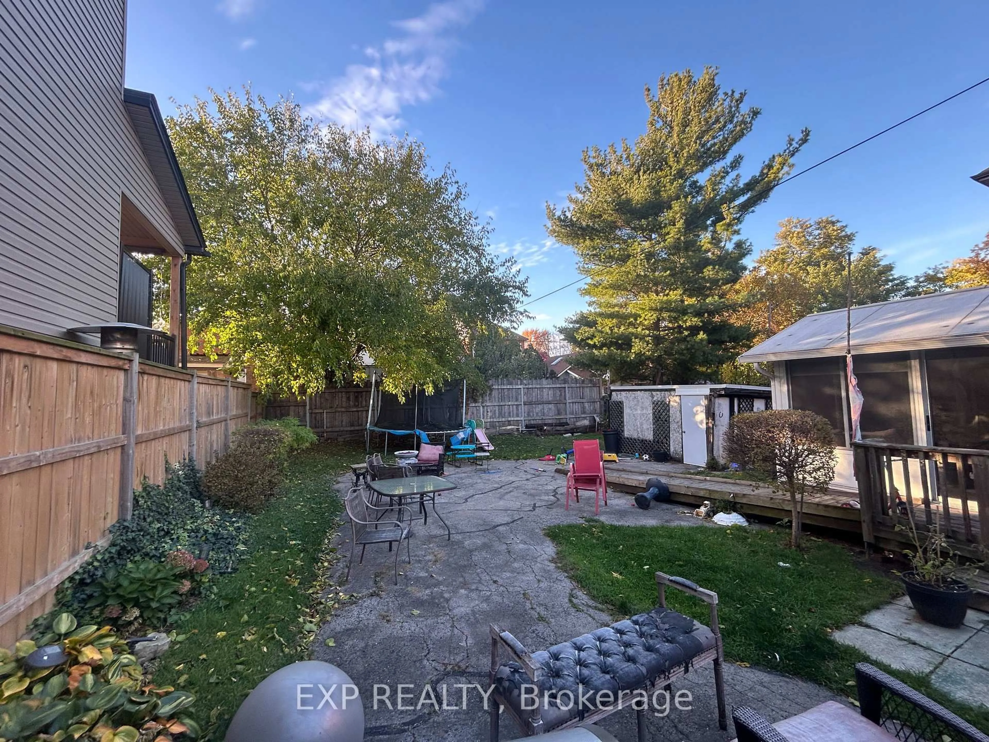A pic from outside/outdoor area/front of a property/back of a property/a pic from drone, unknown for 193 Locke St, Hamilton Ontario L8R 3B1