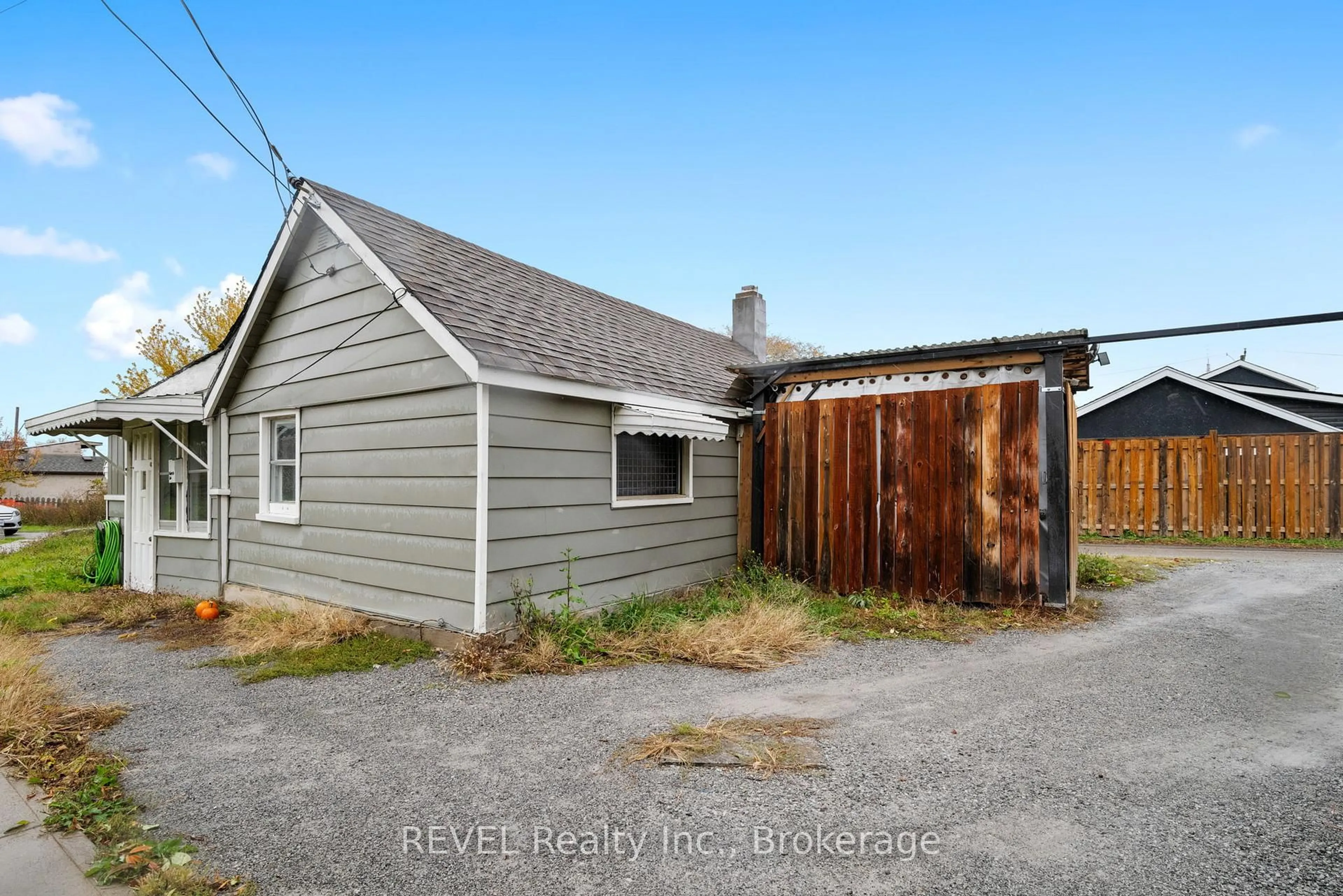A pic from outside/outdoor area/front of a property/back of a property/a pic from drone, street for 1 BIRCH Lane, St. Catharines Ontario L2P 2B5