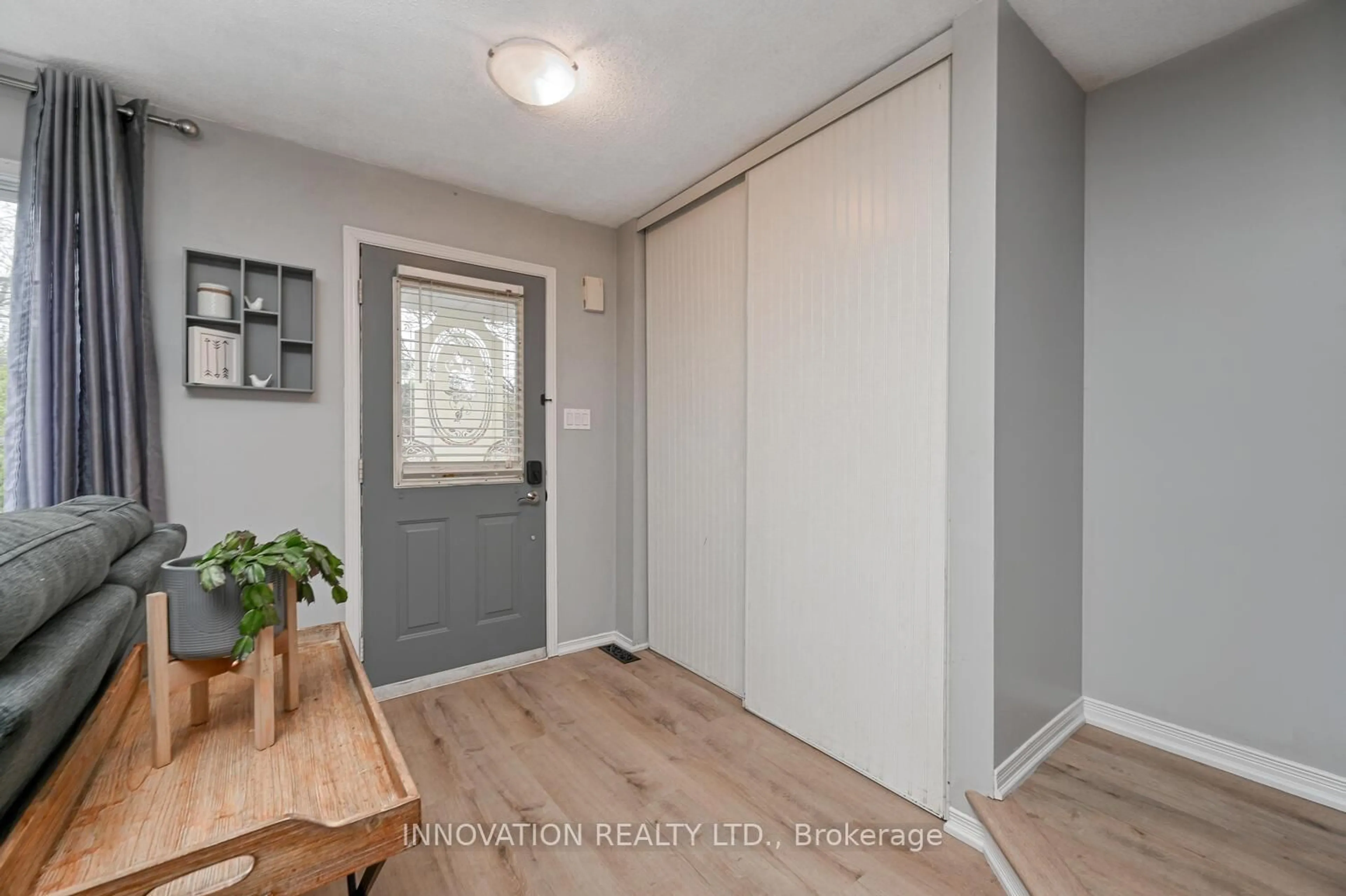 Indoor entryway for 225 Charlotte St, Merrickville-Wolford Ontario K0G 1N0