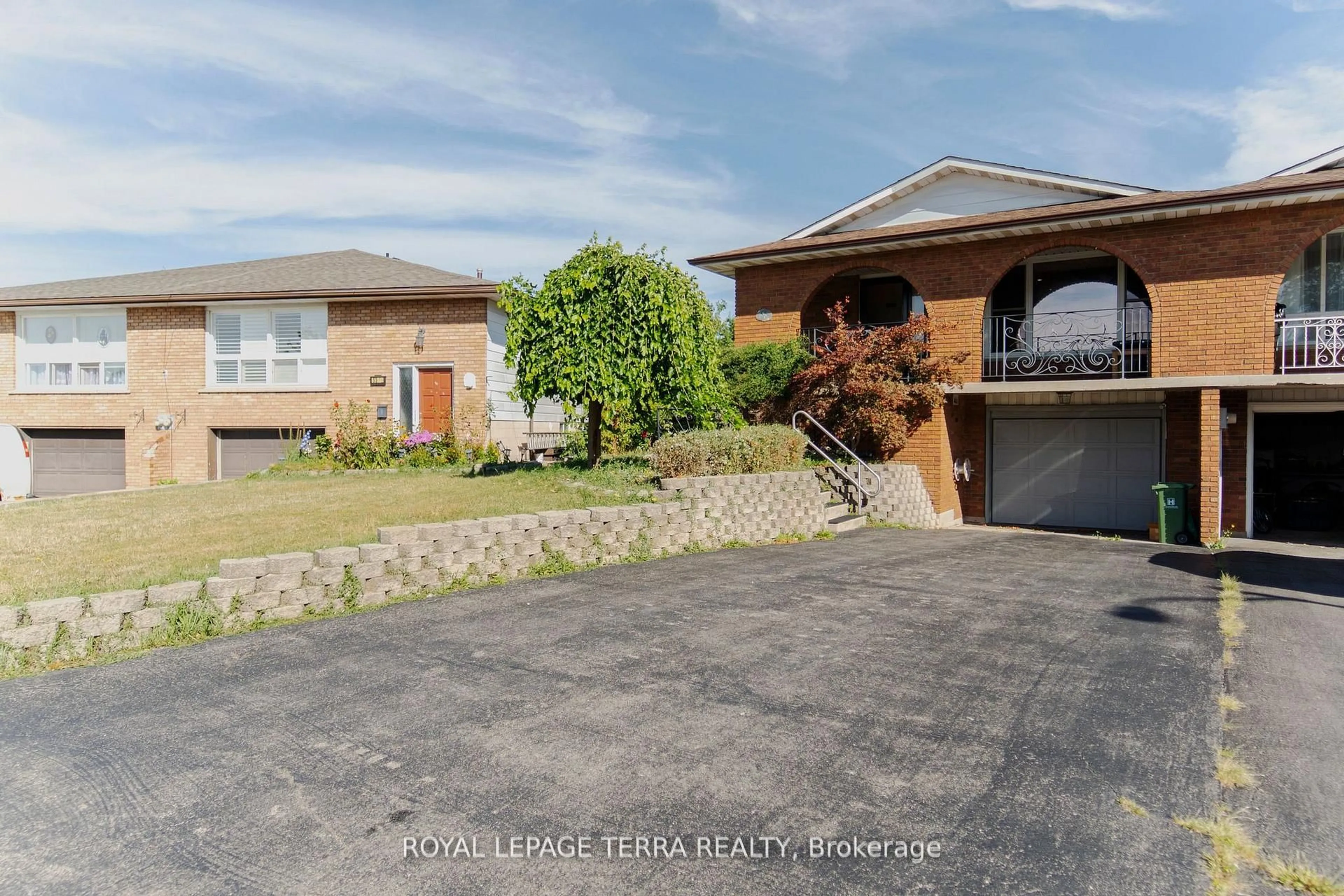 A pic from outside/outdoor area/front of a property/back of a property/a pic from drone, street for 55 Eastbury Dr, Hamilton Ontario L8E 2V8