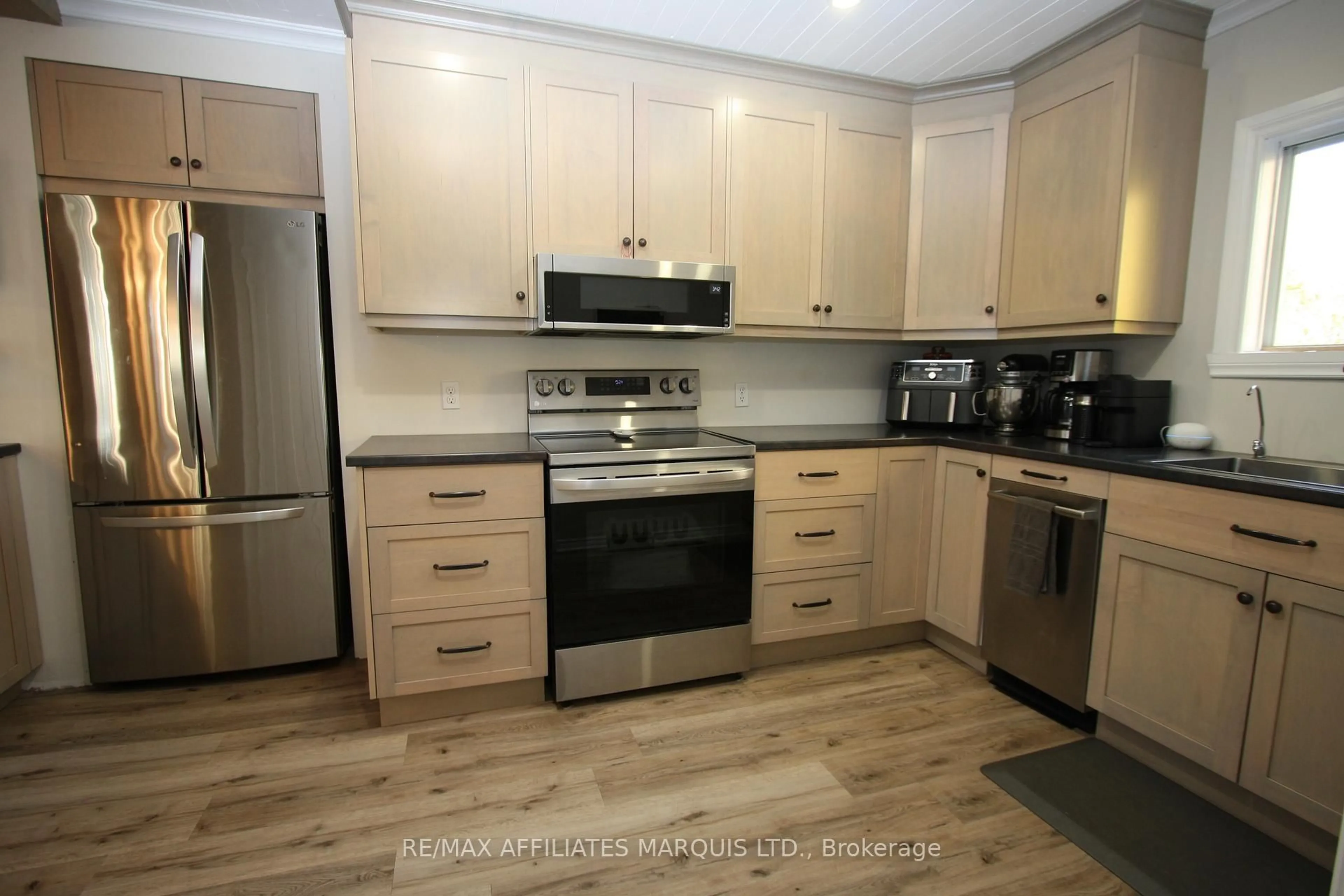 Standard kitchen, unknown for 19663 William St, South Glengarry Ontario K0C 2J0