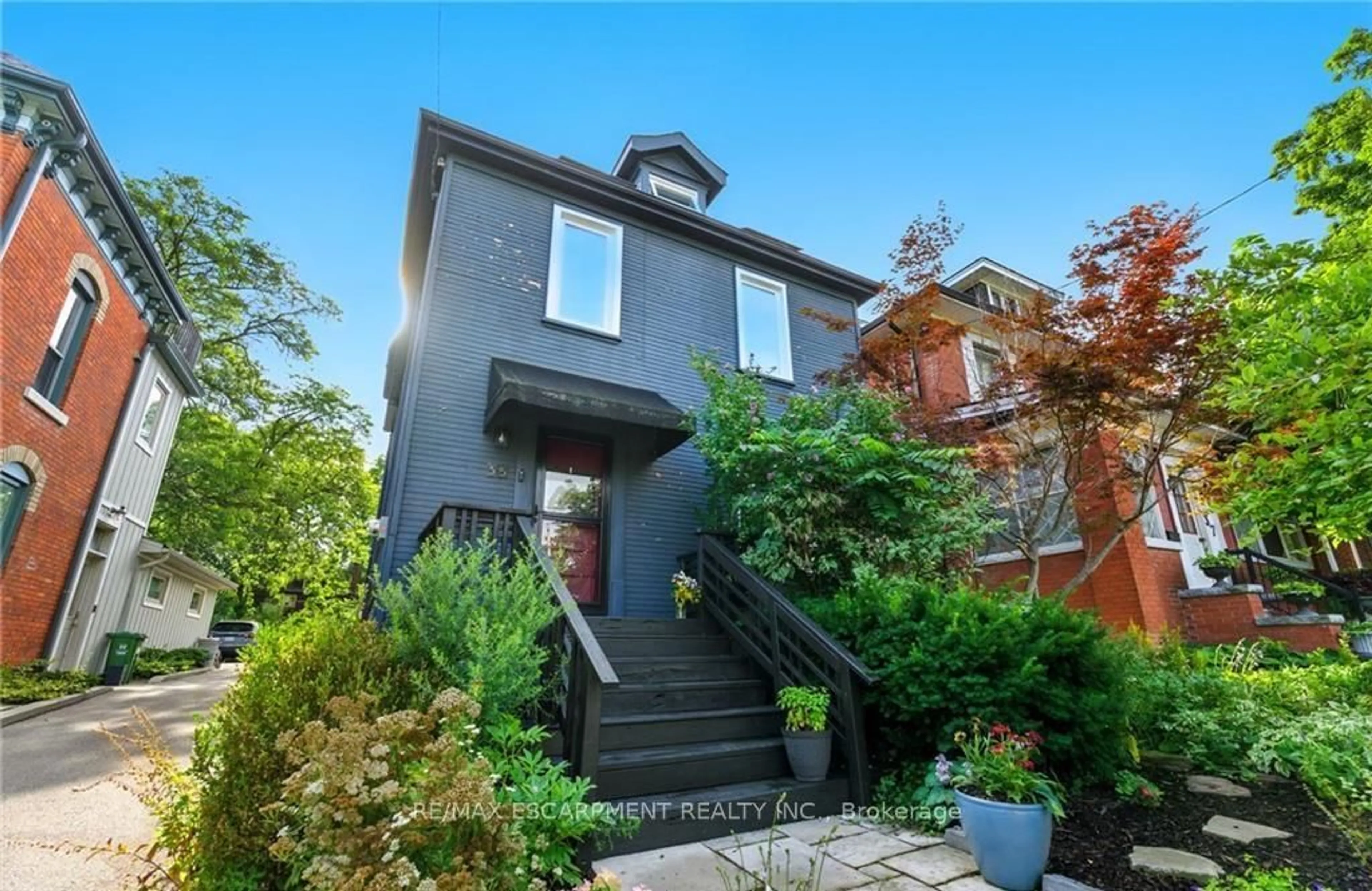 Home with brick exterior material, street for 35 MOUNTAIN Ave, Hamilton Ontario L8P 4E8