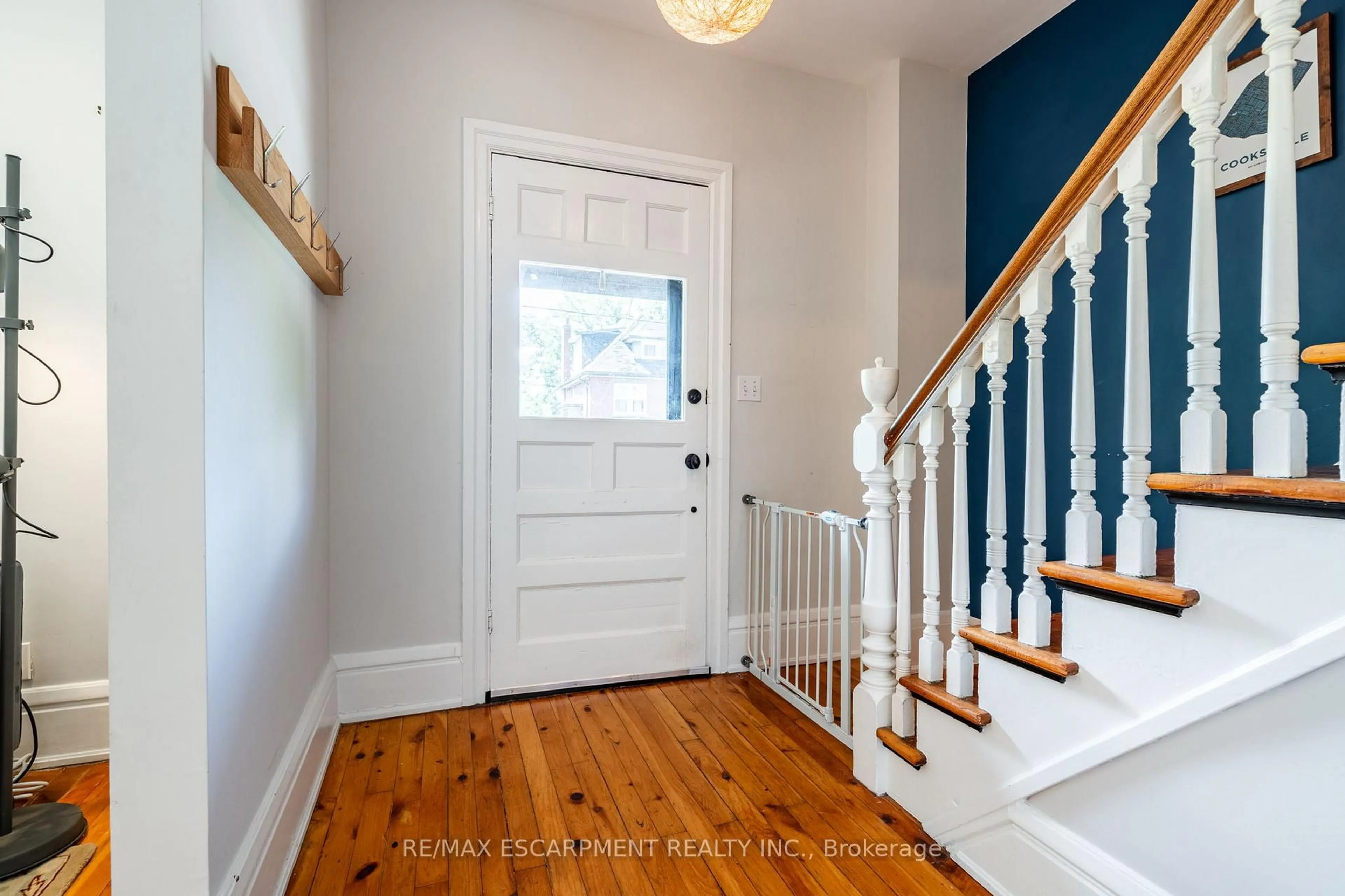Indoor entryway for 35 MOUNTAIN Ave, Hamilton Ontario L8P 4E8