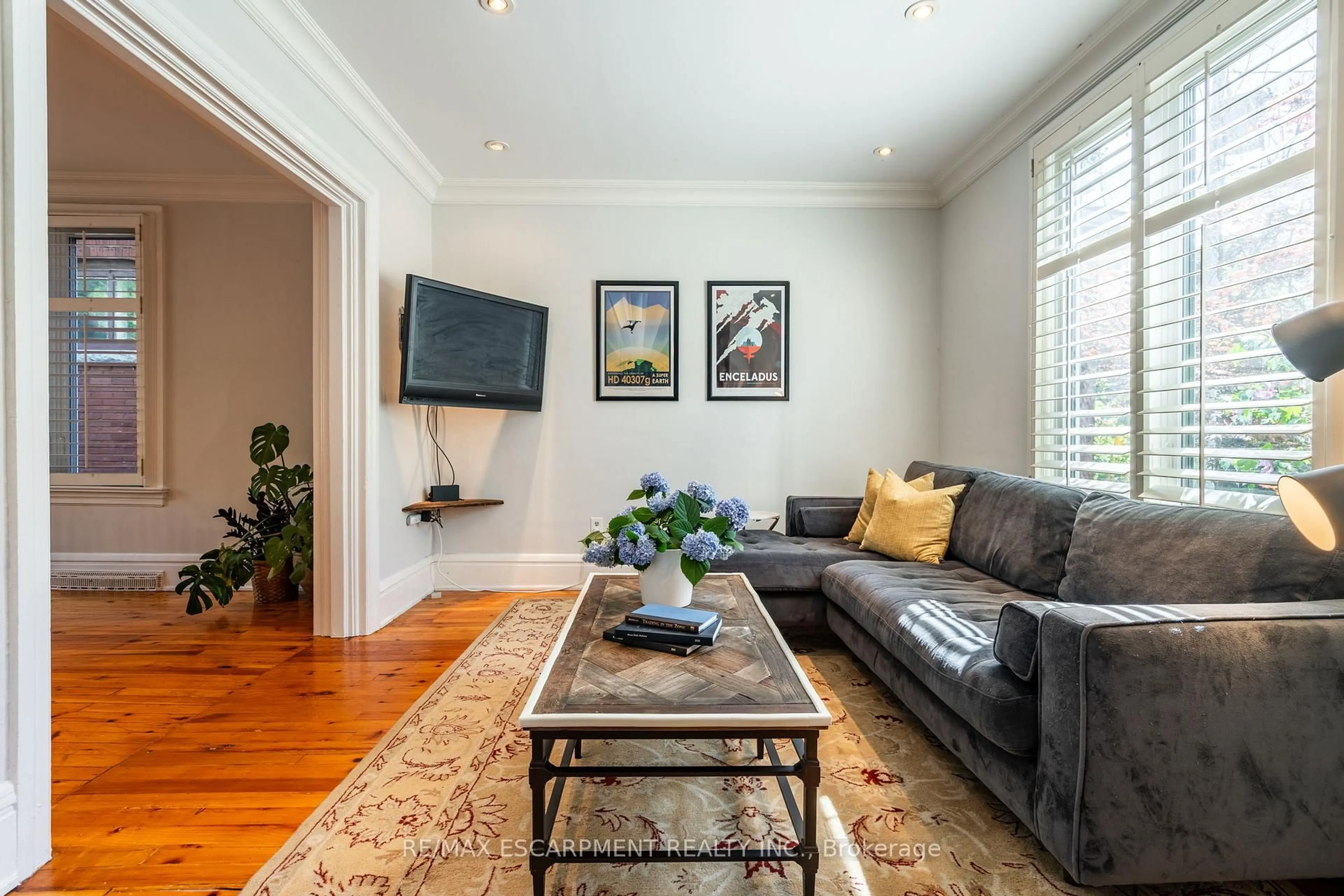 Living room with furniture, unknown for 35 MOUNTAIN Ave, Hamilton Ontario L8P 4E8